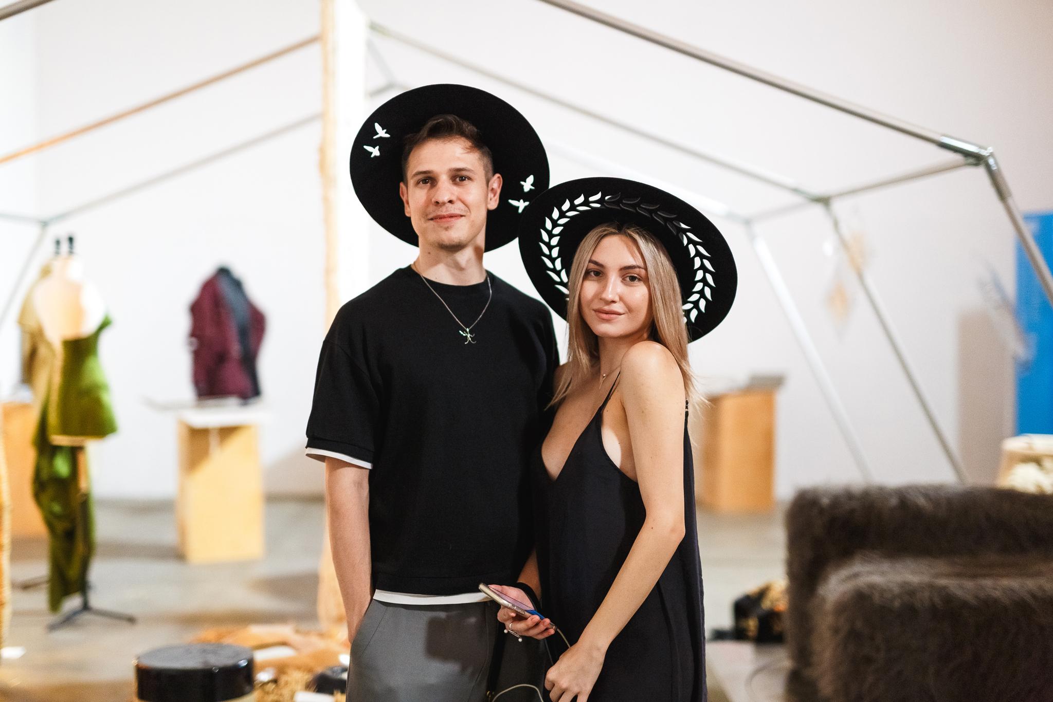 da uomo o donna Black Felt Wide-Brim Hat with Flying Bird Motif Minimalistic Contemporary Design in vendita