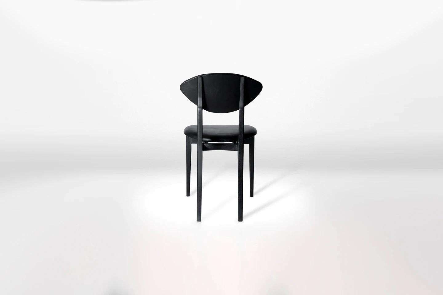 Schwarzer Femur-Esszimmerstuhl von Atra Design (Postmoderne) im Angebot