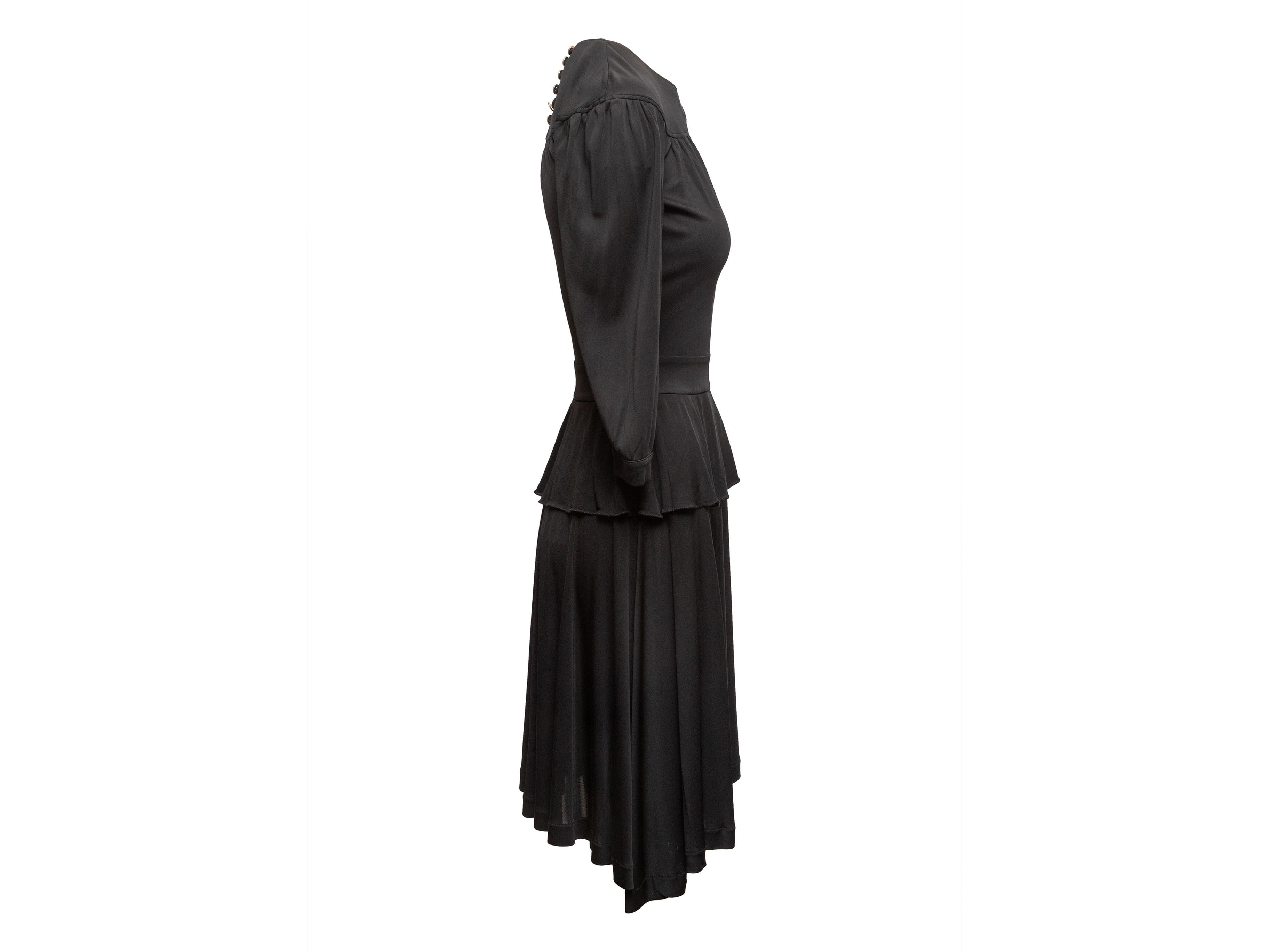 Vestido peplum negro de manga larga de Fendi. Cuello redondo. Cierre de botones en la nuca. Pecho de 32