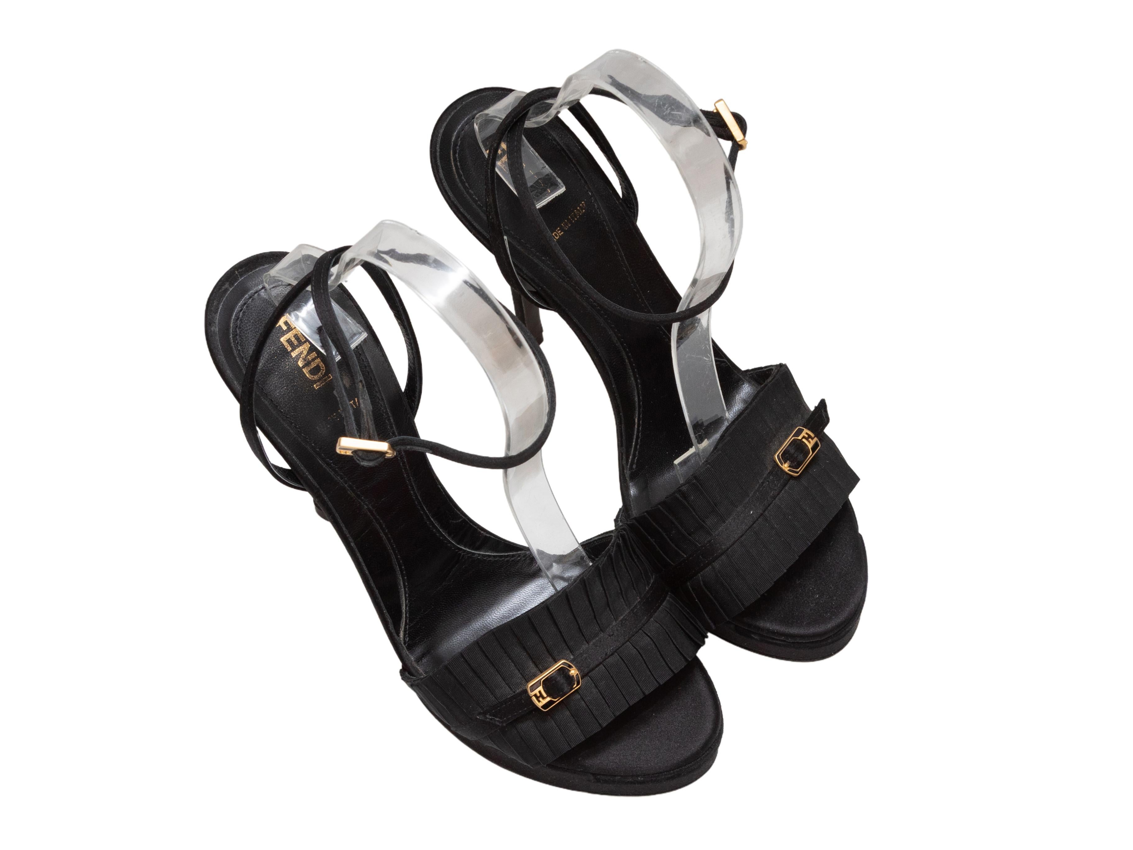 Sandales à talons plissés en satin noir, Fendi. Matériel de couleur or. Boucles sur le dessus. Fermeture à boucle au niveau de la cheville. Hauteur de la plateforme de 0,75