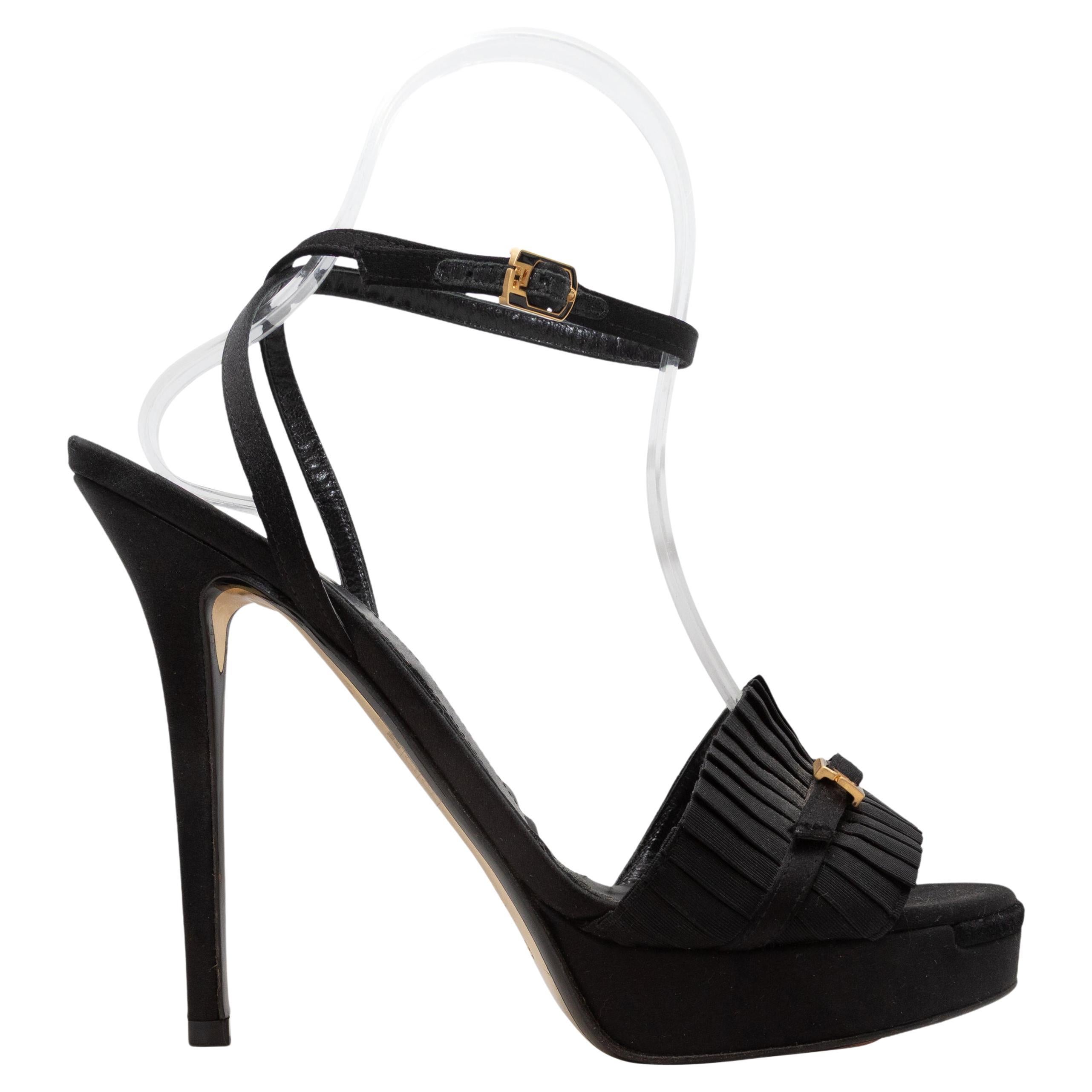 Sandales à talons plissées en satin noir de Fendi, taille 38,5 en vente
