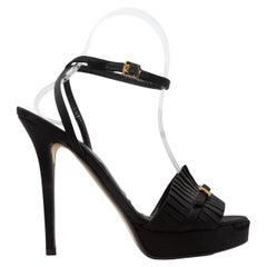 Schwarze Fendi Satin Plissee-Sandalen mit Absatz Größe 38.5