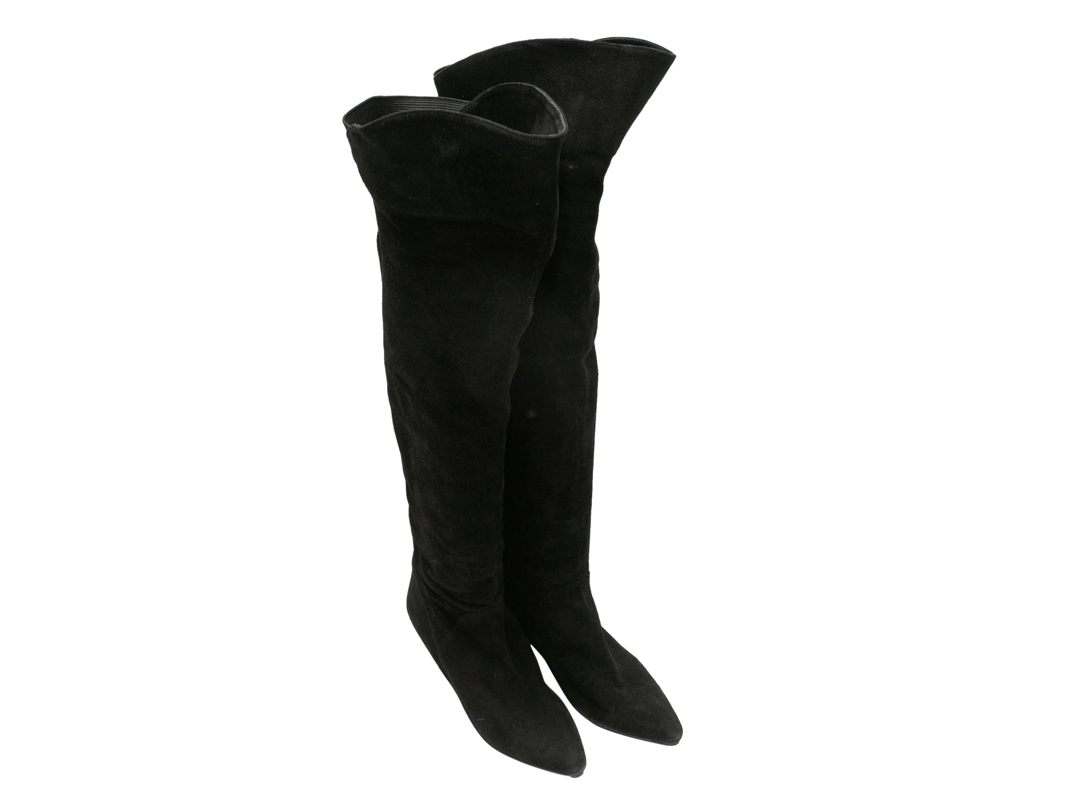 Schwarze, spitz zulaufende, kniehohe Stiefel aus Wildleder von Fendi. Elastische Zwickel an den oberen Abschlüssen. Reißverschlüsse an den Zählern. 20,5