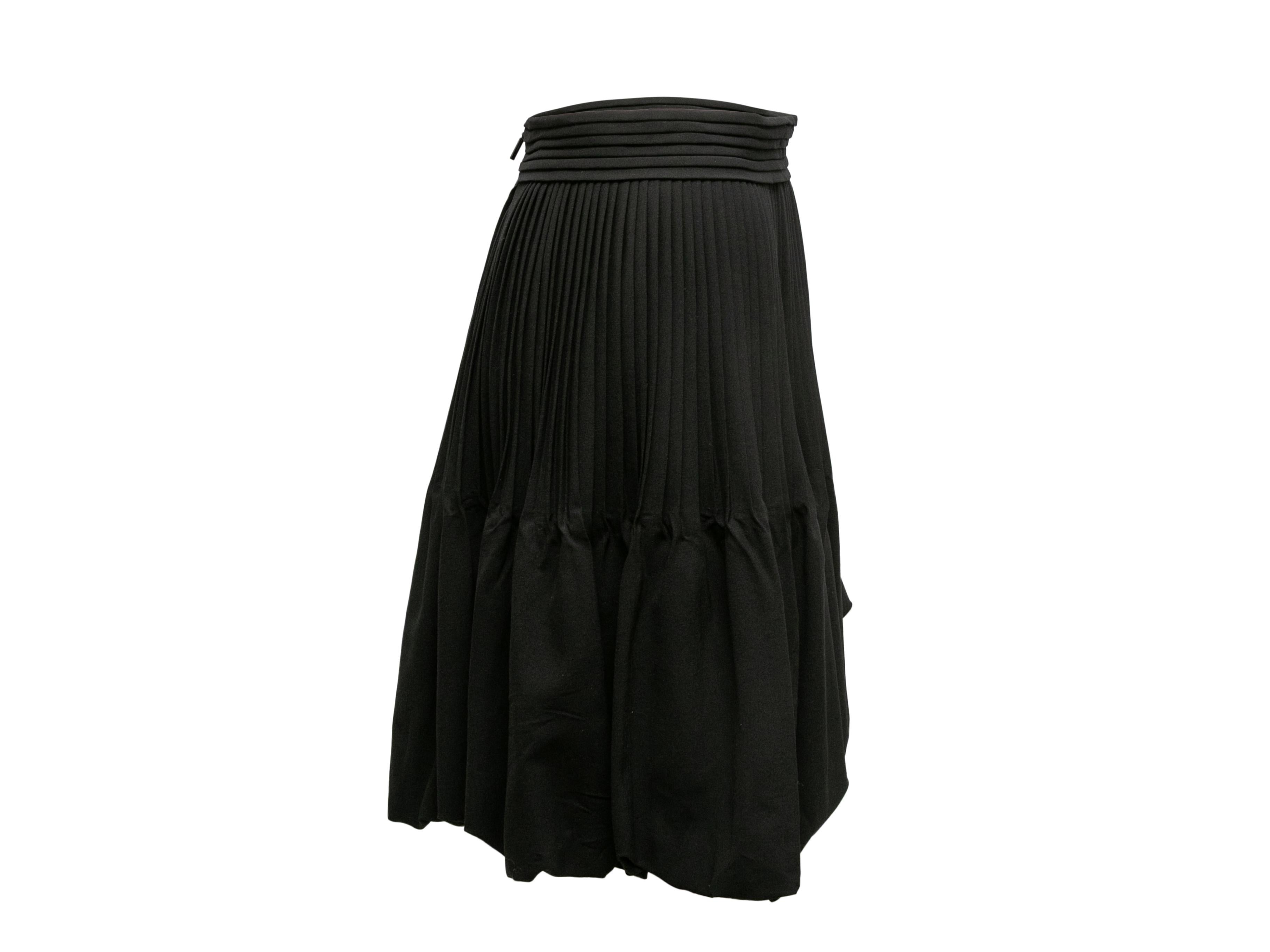 Gonna a pieghe in lana vergine nera con orlo a bolla di Fendi. Chiusura con zip sul retro. 28