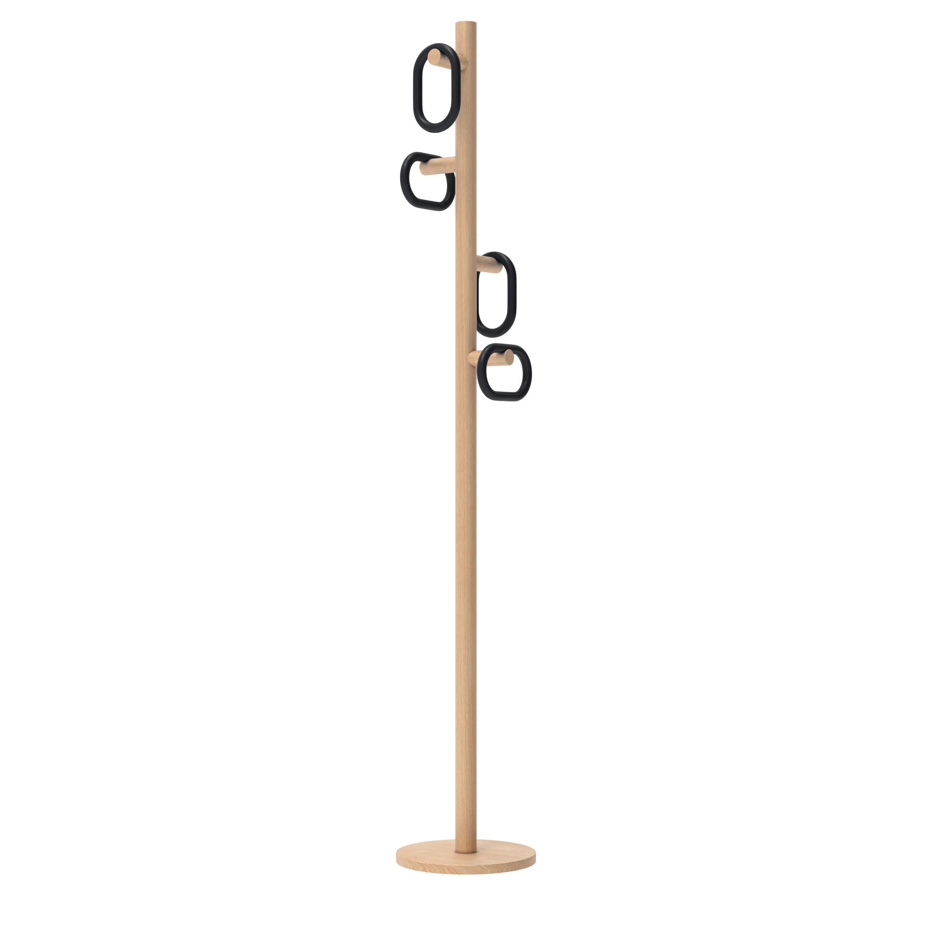 Perchero Fernand Negro Roble Natural by HARTO
Dimensiones: An 30 x Pr 30 x Al 180 cm. 
Materiales: Madera maciza, contrachapado lacado, metal.
Peso: 6.0 kg

El perchero Fernand es tan elegante como útil, a medio camino entre la geometría escultórica