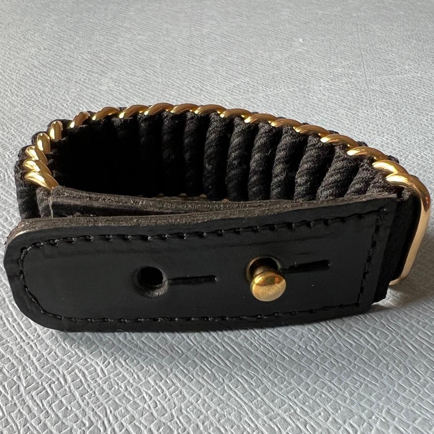 Lana fine nera Bracciale in pelle nera Pelle di vitello Anelli in ottone placcato oro

Progettista: J Dauphin

Dimensioni: Piccola / Media (7 1/2