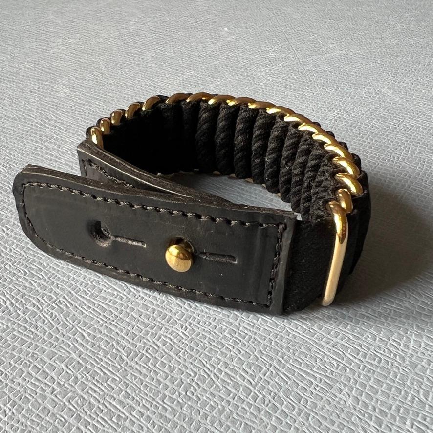 Moderno Lana fine nera Bracciale in pelle nera Pelle di vitello Anelli in ottone placcato oro in vendita