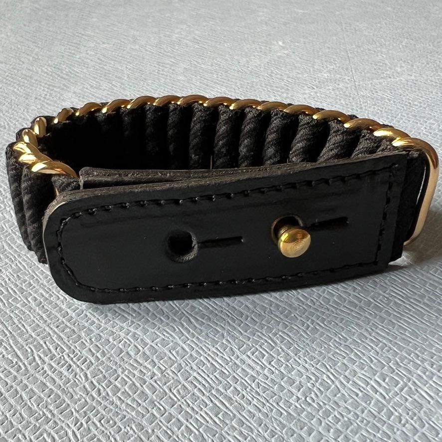 Lana fine nera Bracciale in pelle nera Pelle di vitello Anelli in ottone placcato oro in vendita 2