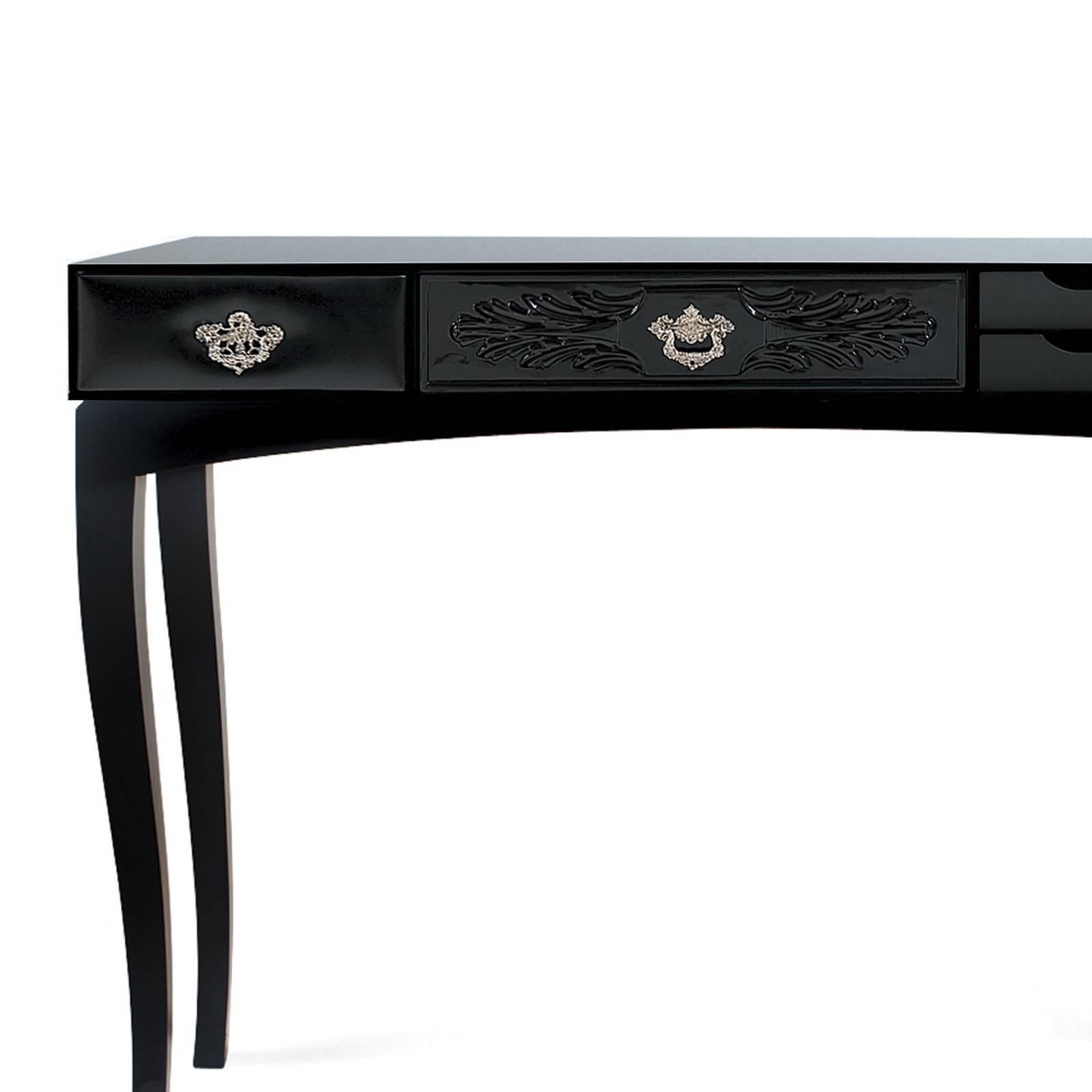 Console black finishes made with rosewood and
with lacquered top. With five drawers. With brass handles.
Available in:
L 118 x D 43 x H 87cm, price: 7600,00€.
L 105 x D 43 x H 87cm, price: 7500,00€.
L 90 x D 43 x H 87cm, price: 7400,00€.
L 85 x D 43