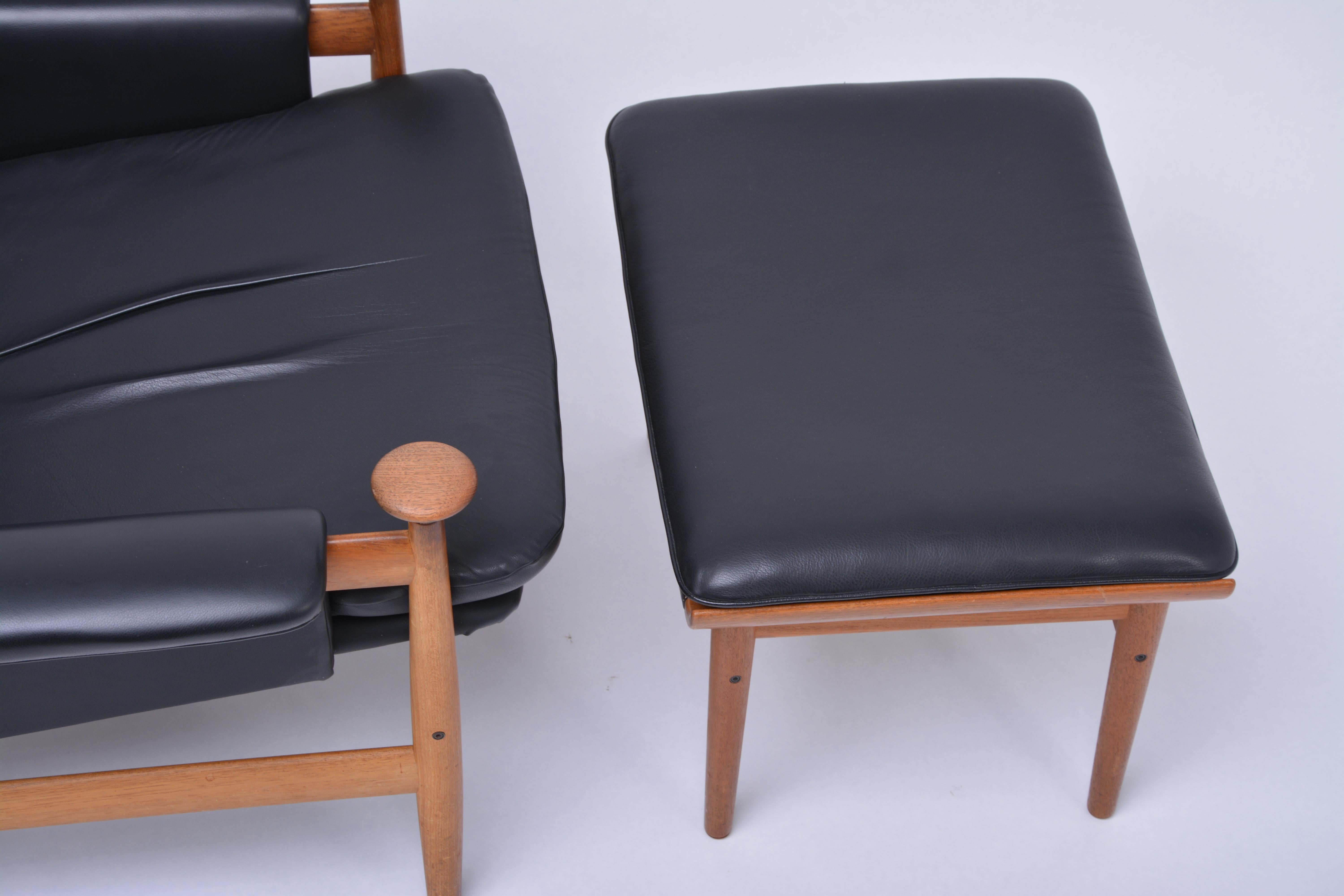 Cuir Fauteuil Finn Juhl noir Modèle Bwana avec tabouret de pied Produit par France & Son