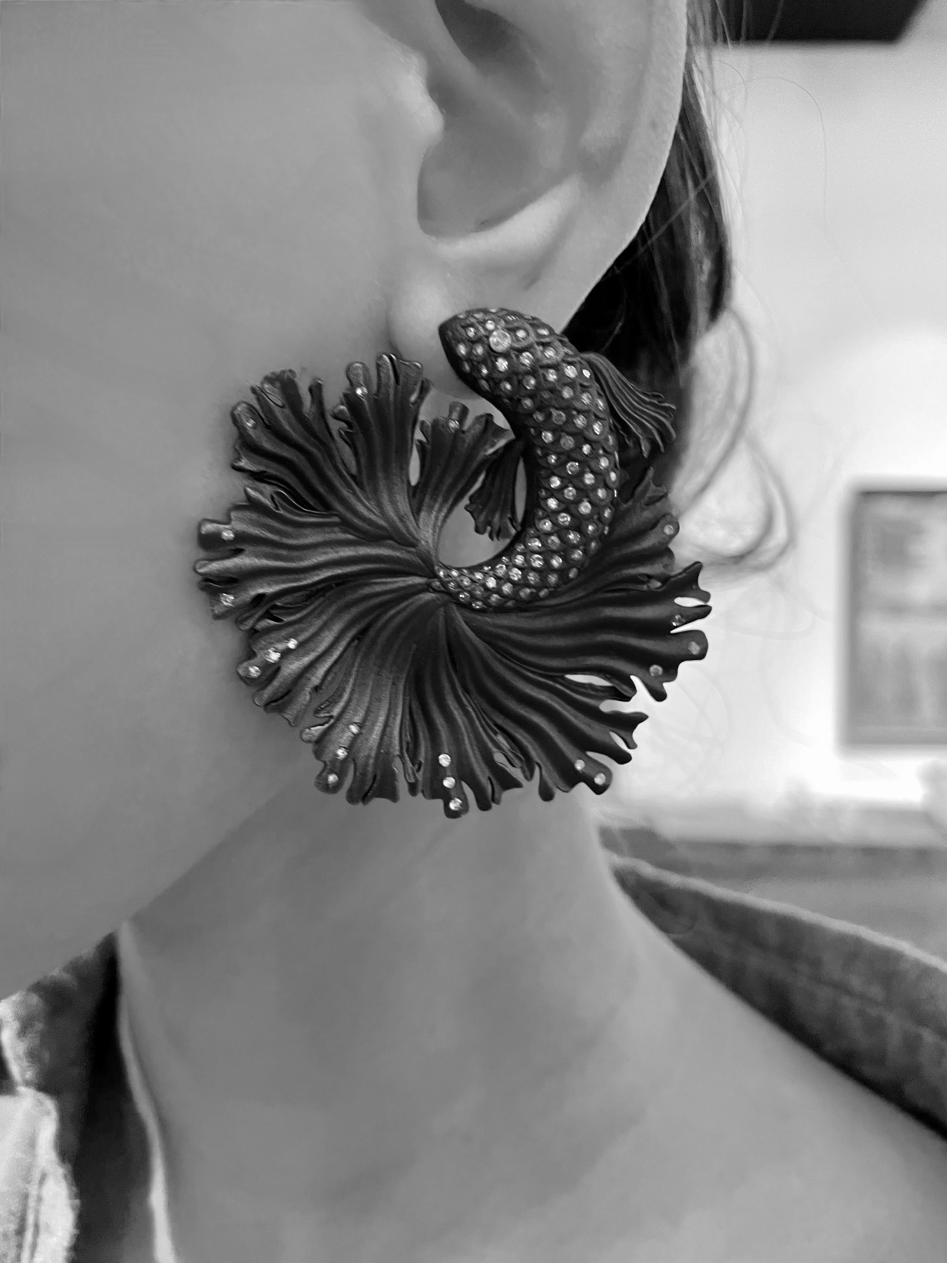 Contemporain Boucles d'oreilles en forme de poisson noir Eco-Chic : aluminium recyclé, or 18 carats et diamants en vente