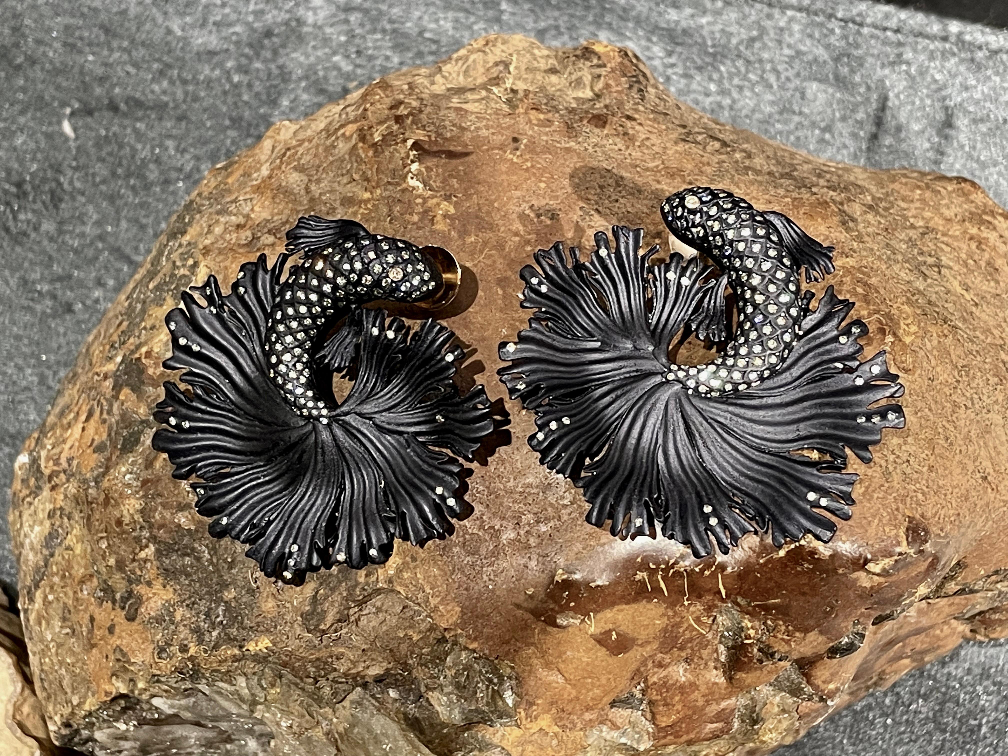 Taille brillant Boucles d'oreilles en forme de poisson noir Eco-Chic : aluminium recyclé, or 18 carats et diamants en vente