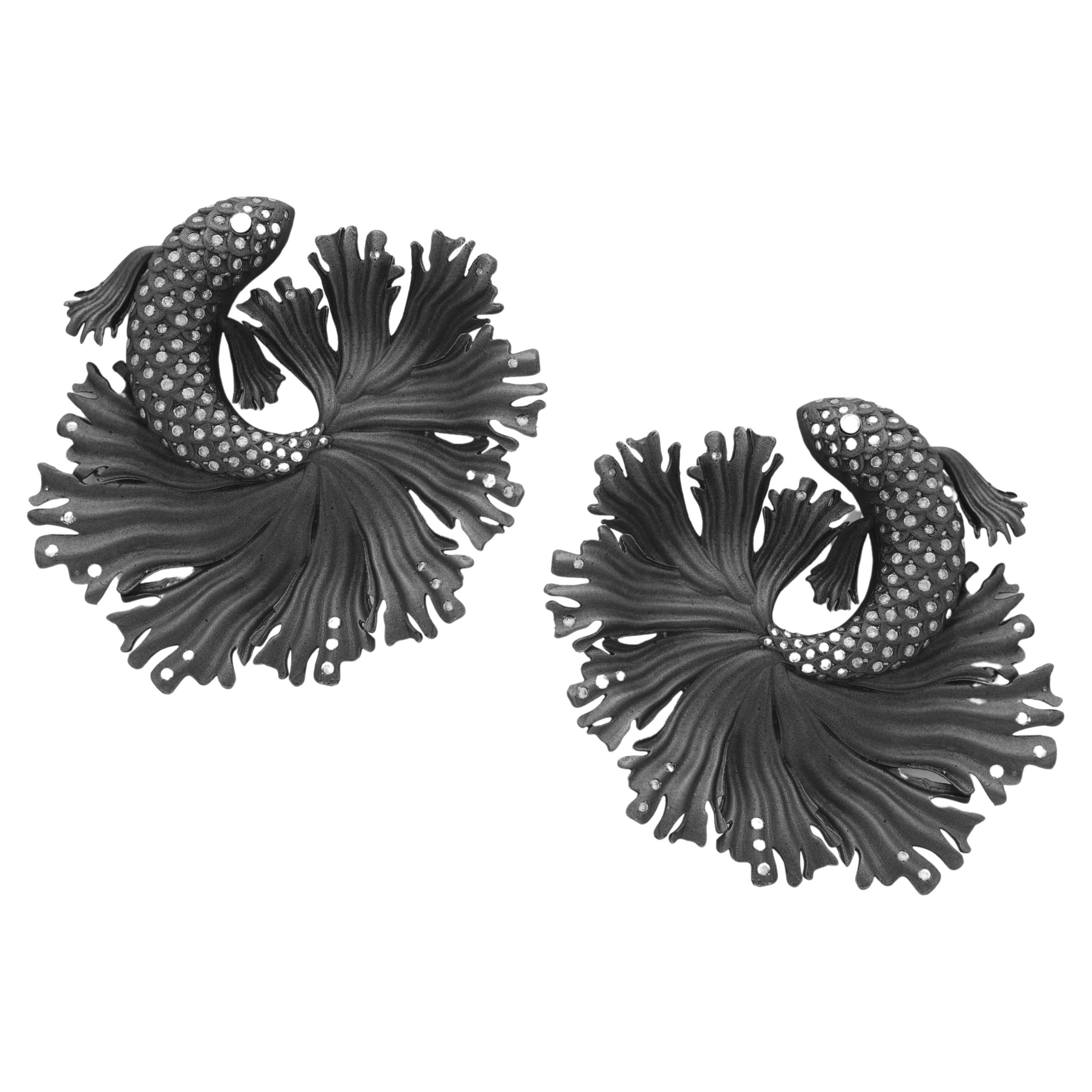 Boucles d'oreilles en forme de poisson noir Eco-Chic : aluminium recyclé, or 18 carats et diamants en vente