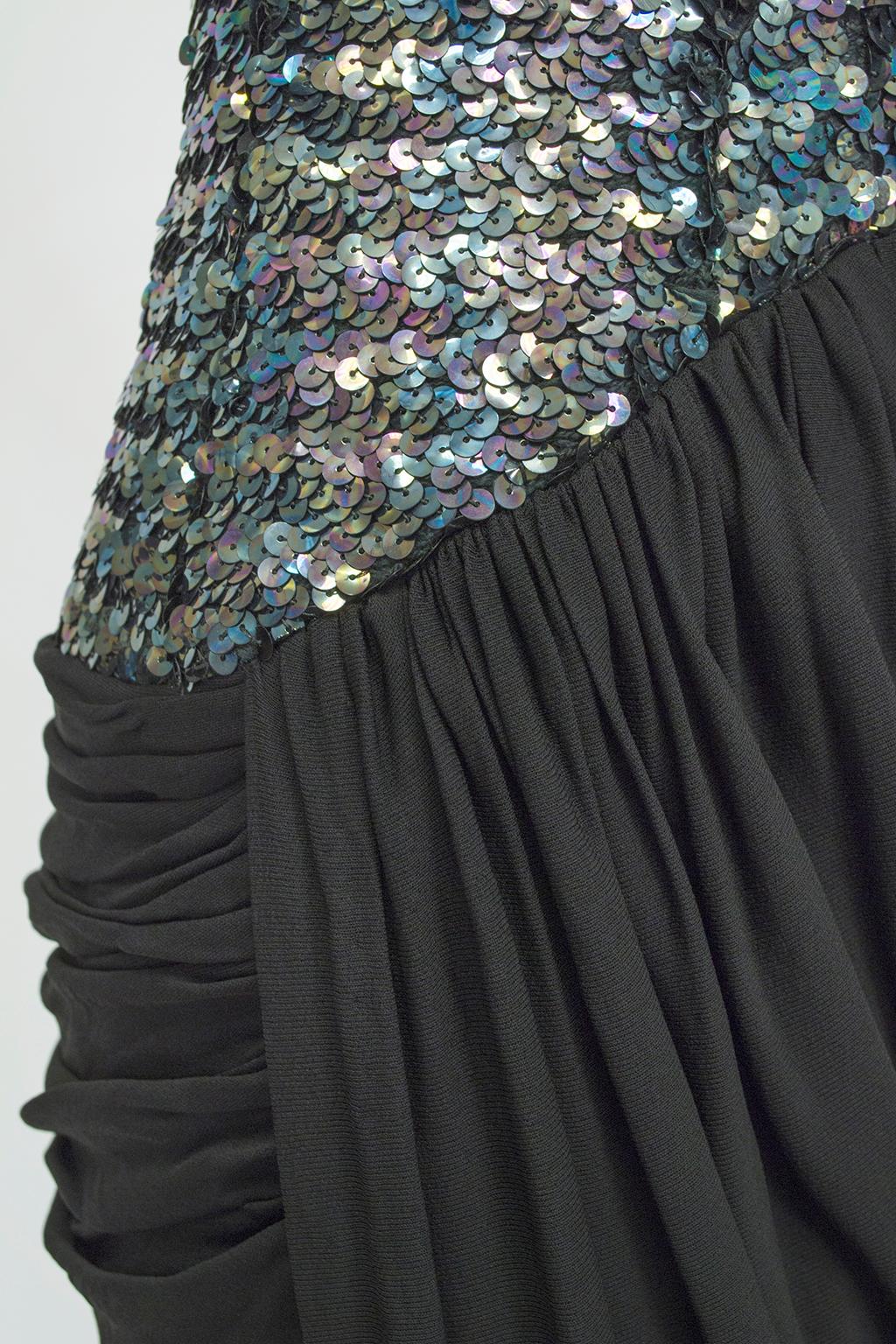 Robe fourreau en paillettes écailles de poisson noires avec jupe drapée et froncée - XS, années 1960 en vente 11