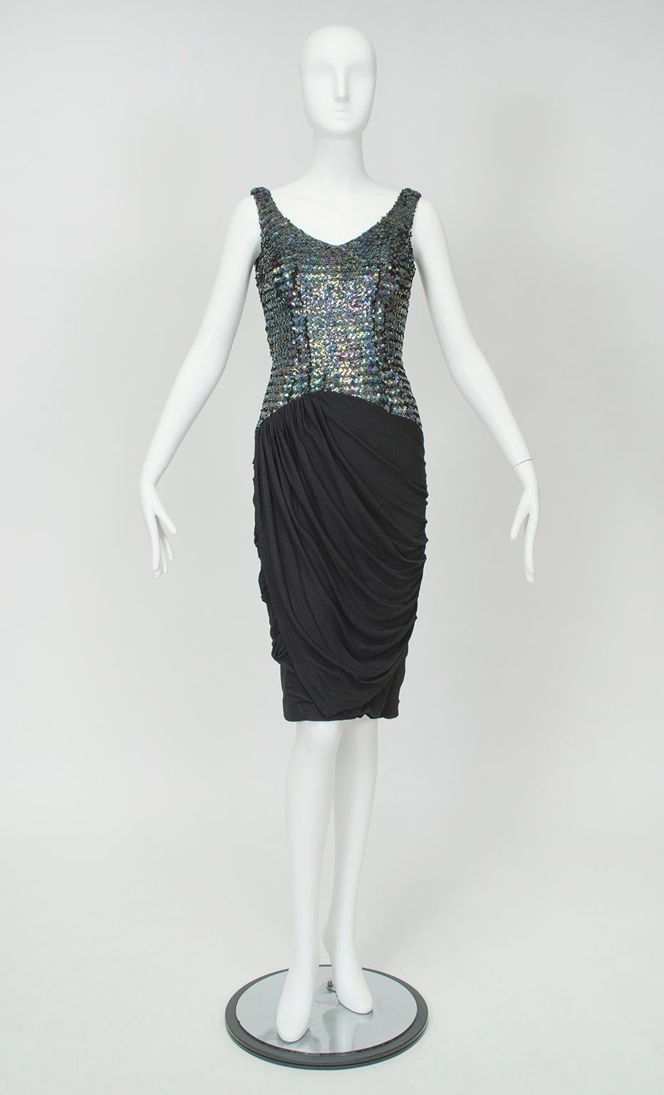 Noir Robe fourreau en paillettes écailles de poisson noires avec jupe drapée et froncée - XS, années 1960 en vente