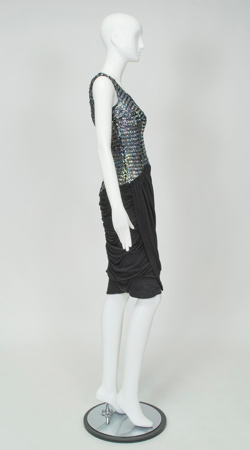 Schwarzes Fischschuppen-Pailletten-Scheidenkleid mit drapiertem, gerüschtem Humpelrock - XS, 1960s Damen im Angebot