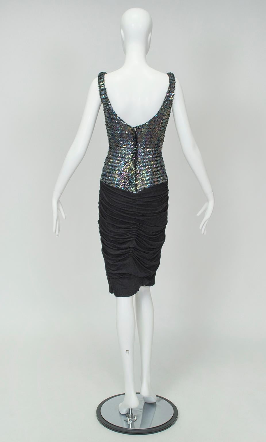 Robe fourreau en paillettes écailles de poisson noires avec jupe drapée et froncée - XS, années 1960 Pour femmes en vente