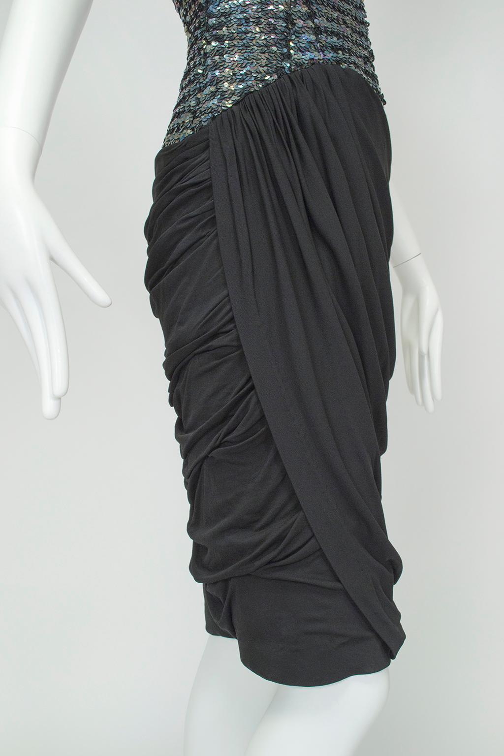 Schwarzes Fischschuppen-Pailletten-Scheidenkleid mit drapiertem, gerüschtem Humpelrock - XS, 1960s im Angebot 2