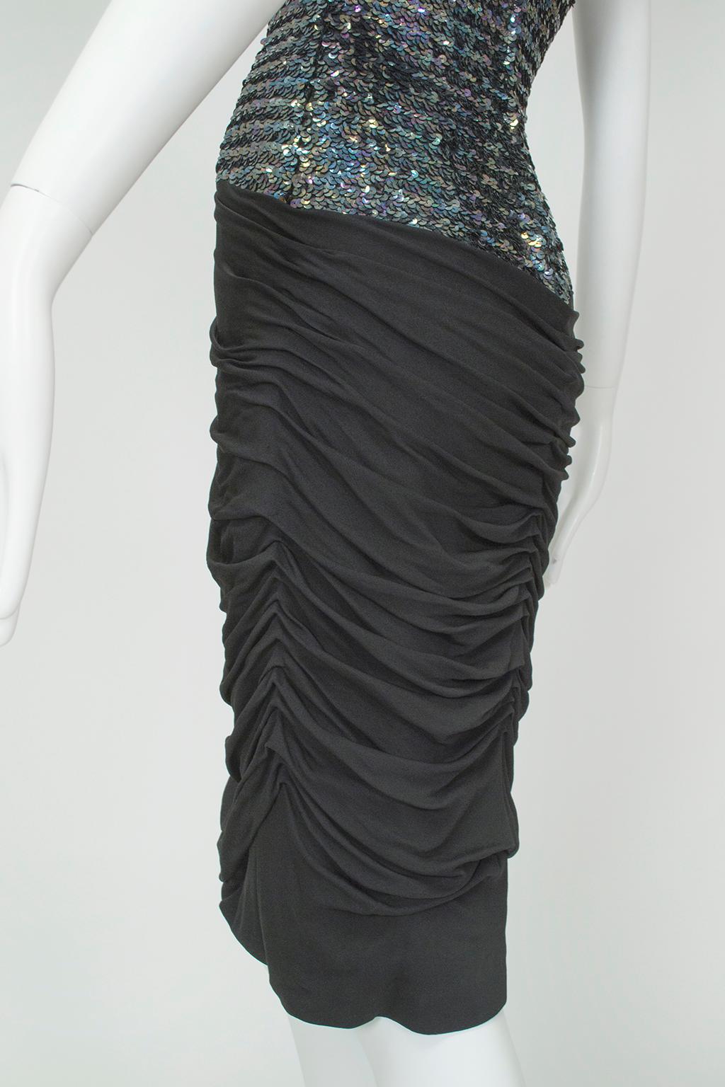 Robe fourreau en paillettes écailles de poisson noires avec jupe drapée et froncée - XS, années 1960 en vente 2