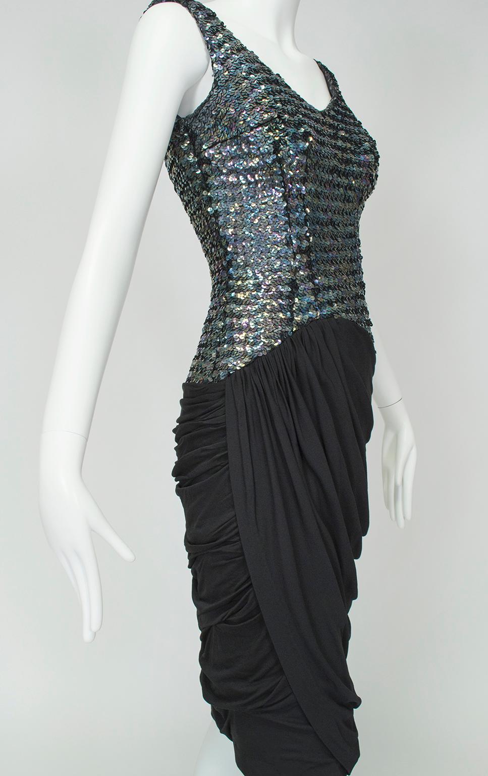 Robe fourreau en paillettes écailles de poisson noires avec jupe drapée et froncée - XS, années 1960 en vente 3