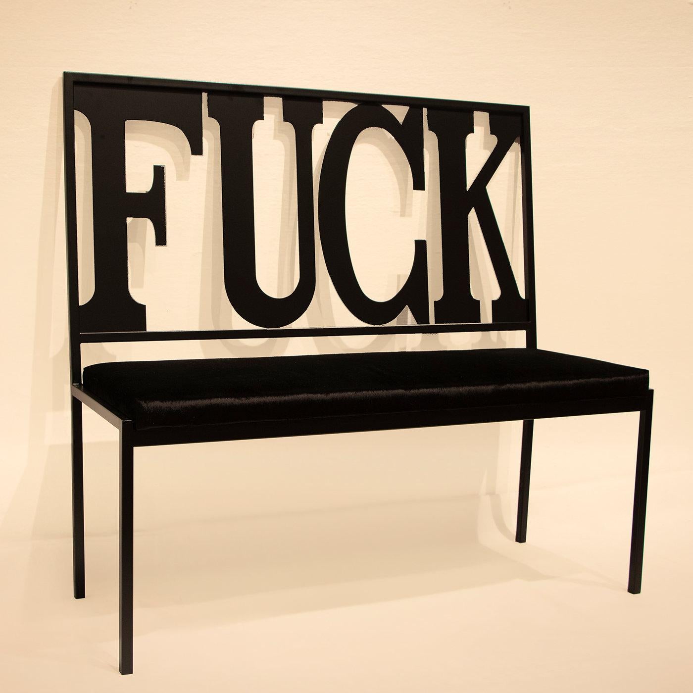 Un meuble non conventionnel pour ceux qui aiment les styles audacieux à forte personnalité, ce banc présente un look totalement noir avec un cadre en fer élancé et une assise rembourrée recouverte de velours doux. La combinaison de ces deux