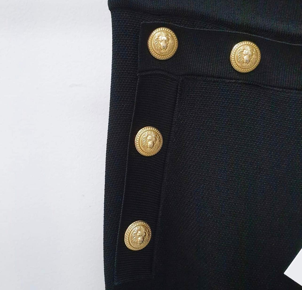 Black flared pants with gold-tone double-breasted closure
Black viscose pants
High waist, raglan side pockets, embossed gold-tone buttons, flared cut.
Sz.36
Condition is never worn with tags.
For buyers from EU we can provide shipping from Poland.