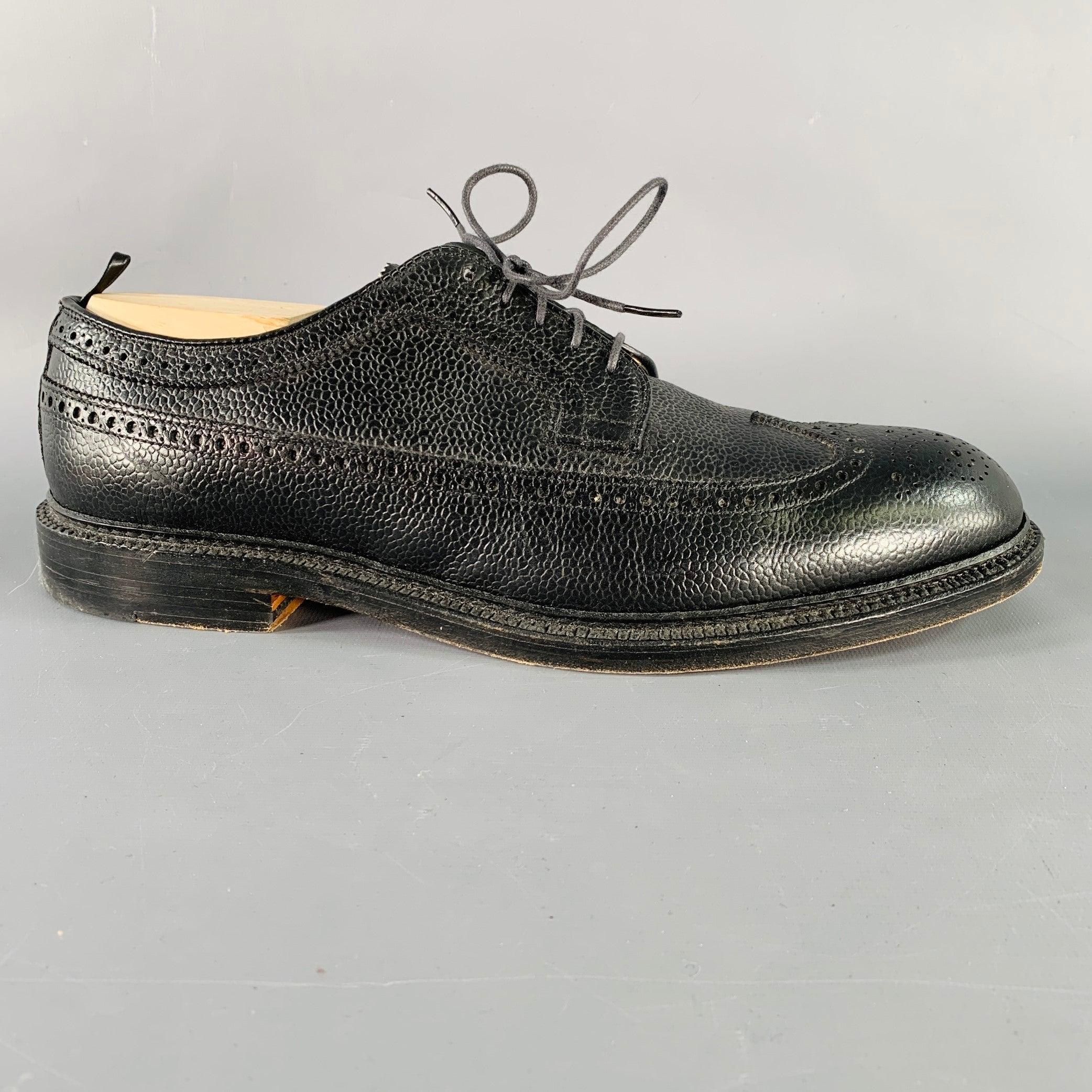 Zapatos derby BLACK FLEECE Otoño 2007
en piel granulada negra con diseño perforado, suela de cuero y cierre de cordones. Zapateros no incluidos. Hecho en EE.UU. Muy buen estado usado. 

Marcado:   10,5D 7H06 008 4Suela: 12,5 x 4,5 pulgadas 
  
  
