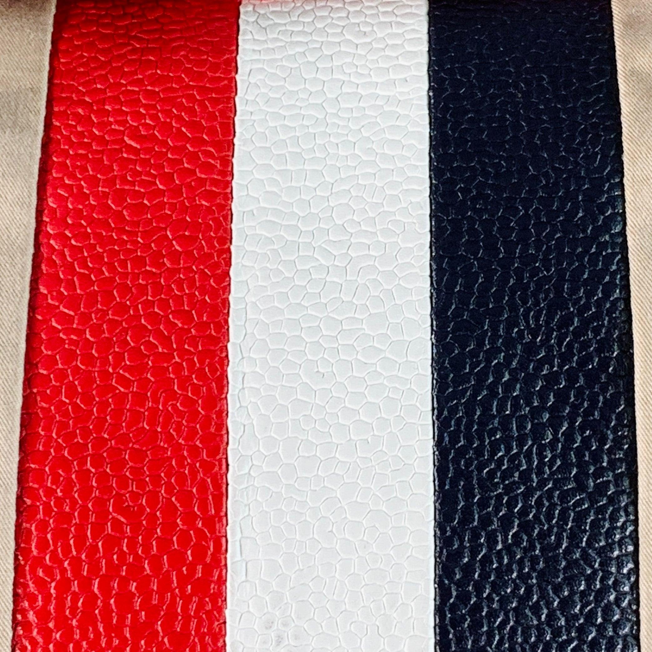 Borsone in FLEECE NERO
in tela beige con strisce tricolori in pelle con grana, manici in pelle marrone e chiusura a zip. Moderati segni di usura. 

Misure: 
  Lunghezza: 20,5 pollici Larghezza: 10 pollici Altezza: 15,5 pollici Altezza: 7,25 pollici