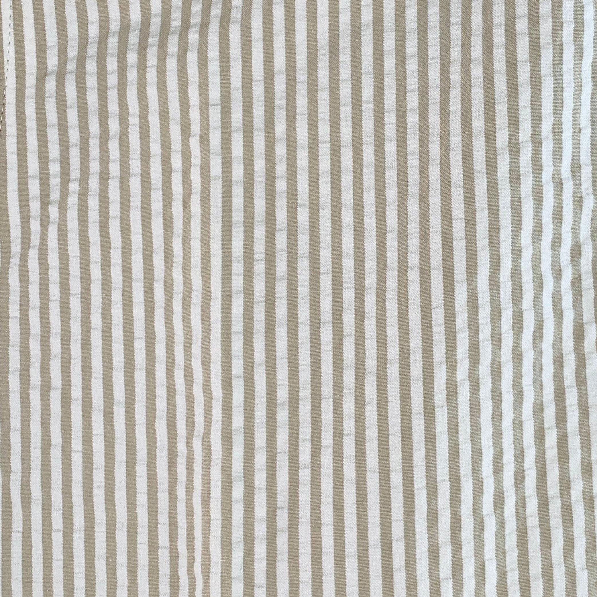 BLACK FLEECE von THOM BROWNE Freizeithose
in beige-weißem Baumwoll-Seersucker mit Streifenmuster, neu mit Anhängern. 

Markiert:   BB2 

Abmessungen: 
  Taille: 35 Zoll Steigung: 9,75 Zoll Innennaht: 30 Zoll 
  
  
 
Sui Generis-Referenz: