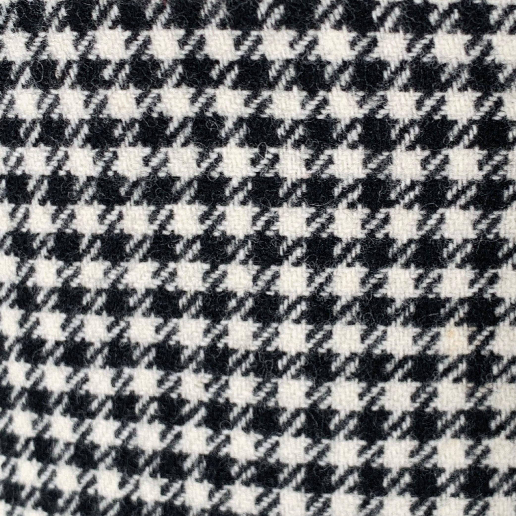 Abito Black Fleece by Thom Browne
in lana a scacchi bianchi e neri con mezza fodera e comprende un cappotto sportivo monopetto a due bottoni con revers a lancia e pantaloni piatti abbinati. Made in USA.Ottime condizioni di usato. 

Contrassegnato:  