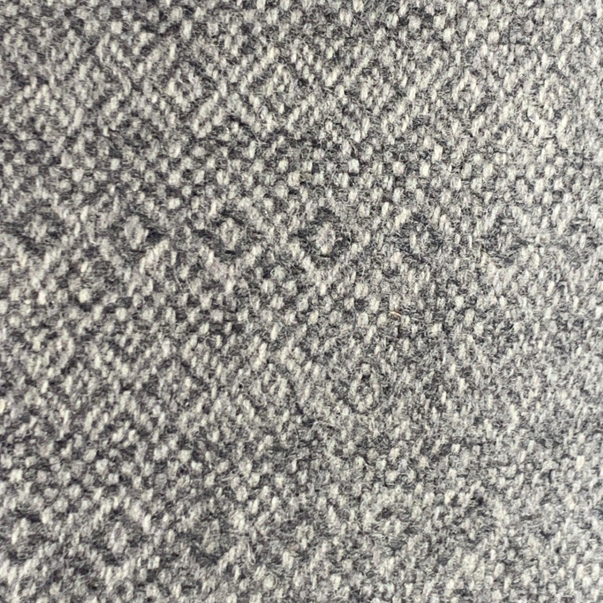 Abrigo deportivo de FLEECE NEGRO de lana gris con estampado geométrico, solapa de muesca, espalda con una sola abertura y cierre con tres botones. 

Marcado:   BB1 

Medidas: 
 
Hombro 16 pulgadas Pecho: 38 pulgadas Manga: 23,5 pulgadas Longitud: