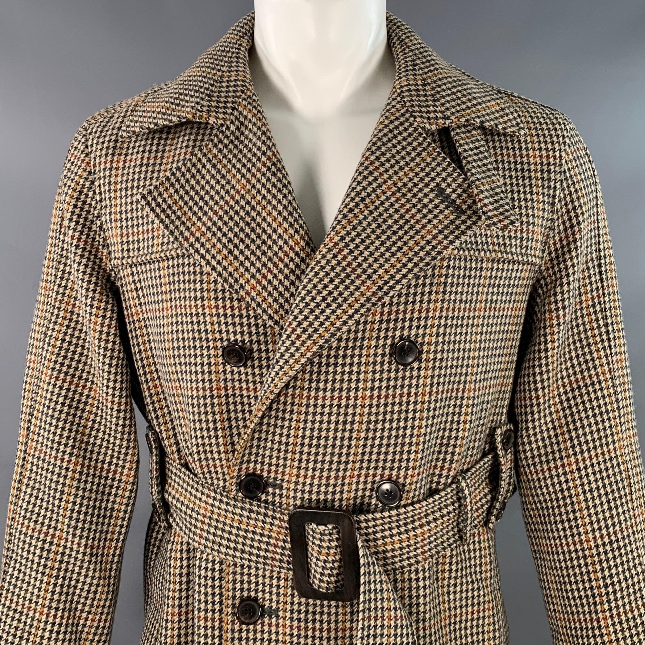 BLACK FLEECE Trenchcoat
aus beiger und mehrfarbiger Wolle mit Hahnentrittmuster, Zweireiher und Knopfverschluss mit Gürtel. Flecken auf der Innenseite des Kleidungsstücks, wie es ist. 

Markiert:   BB2 

Abmessungen: 
 
Schultern: 19 Zoll