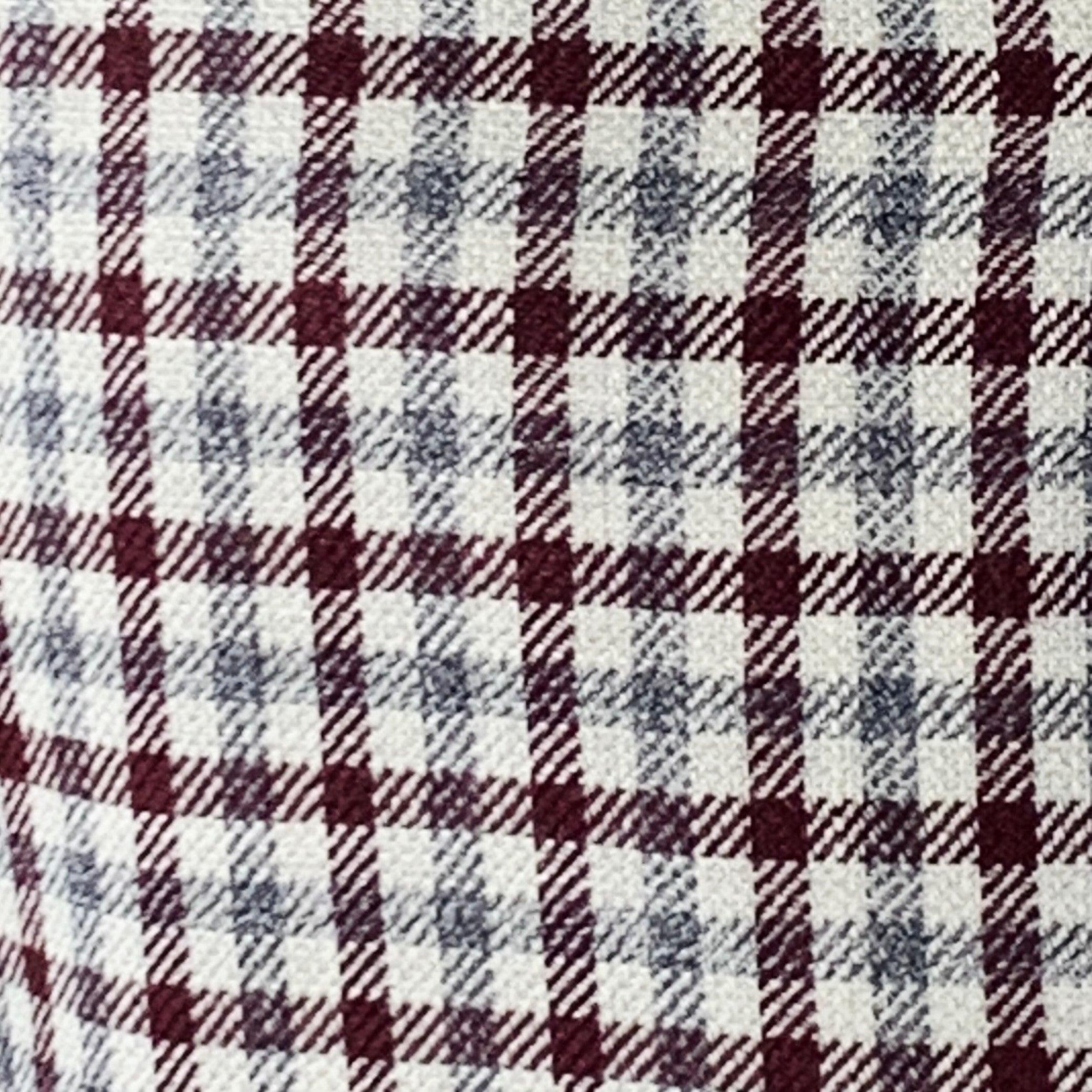 SCHWARZER FLEECE-Sportmantel aus einer grauen und burgunderroten Woll-Seiden-Leinen-Mischung mit Karomuster, gekerbtem Revers, doppeltem Rückenschlitz und Drei-Knopf-Verschluss. Made in USA.Excellent Pre-Owned Condition. 

Markiert:   BB2