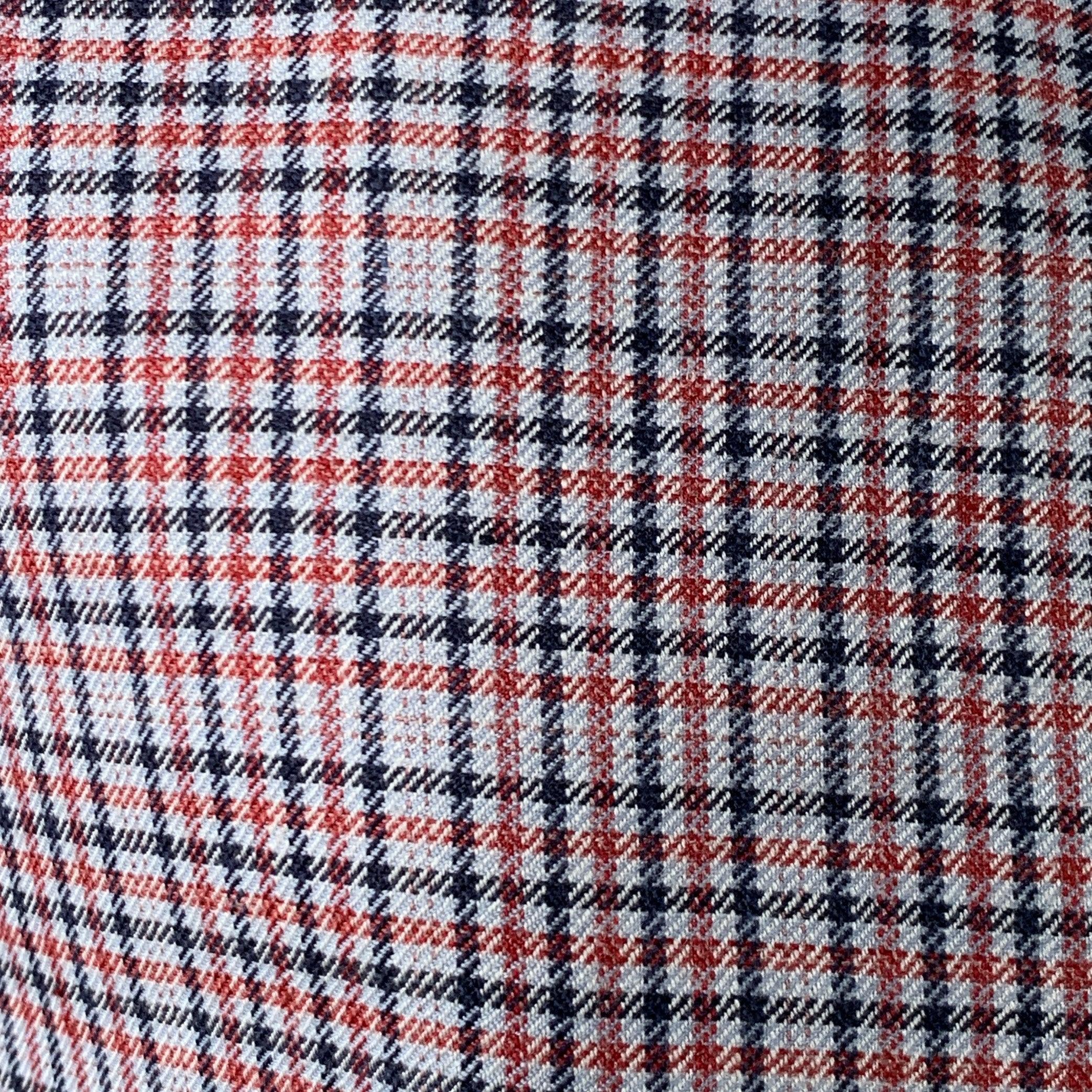 Manteau de sport en FLEECE NOIR
en laine, soie et lin mélangés gris, rouge et noir, avec un motif à carreaux, un revers à encoche, une simple ouverture dans le dos et une fermeture à trois boutons. Fabriqué aux Etats-Unis. Très bon état. Léger