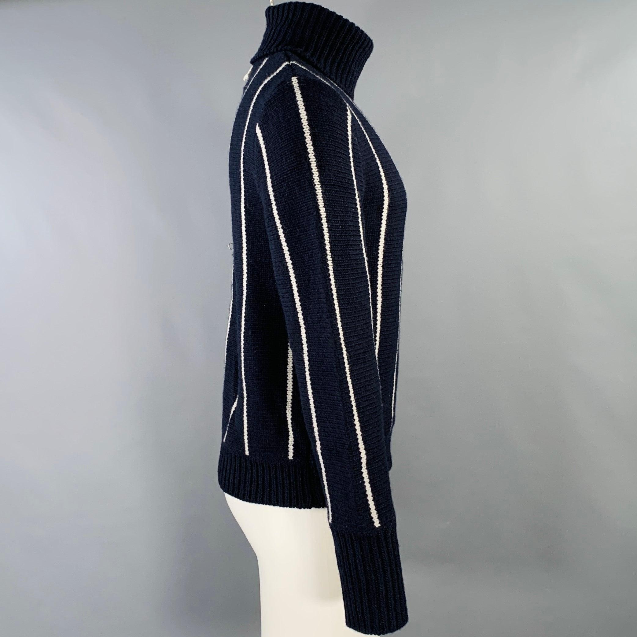 Maglione Black Fleece
in maglia di misto lana bianca e blu, con motivo gessato, maniche lunghe e collo a dolcevita.Eccellente condizione di usato. 

Contrassegnato:   BB2 

Misure: 
 
Spalla: 18 pollici Petto: 40 pollici Maniche: 27,5 pollici