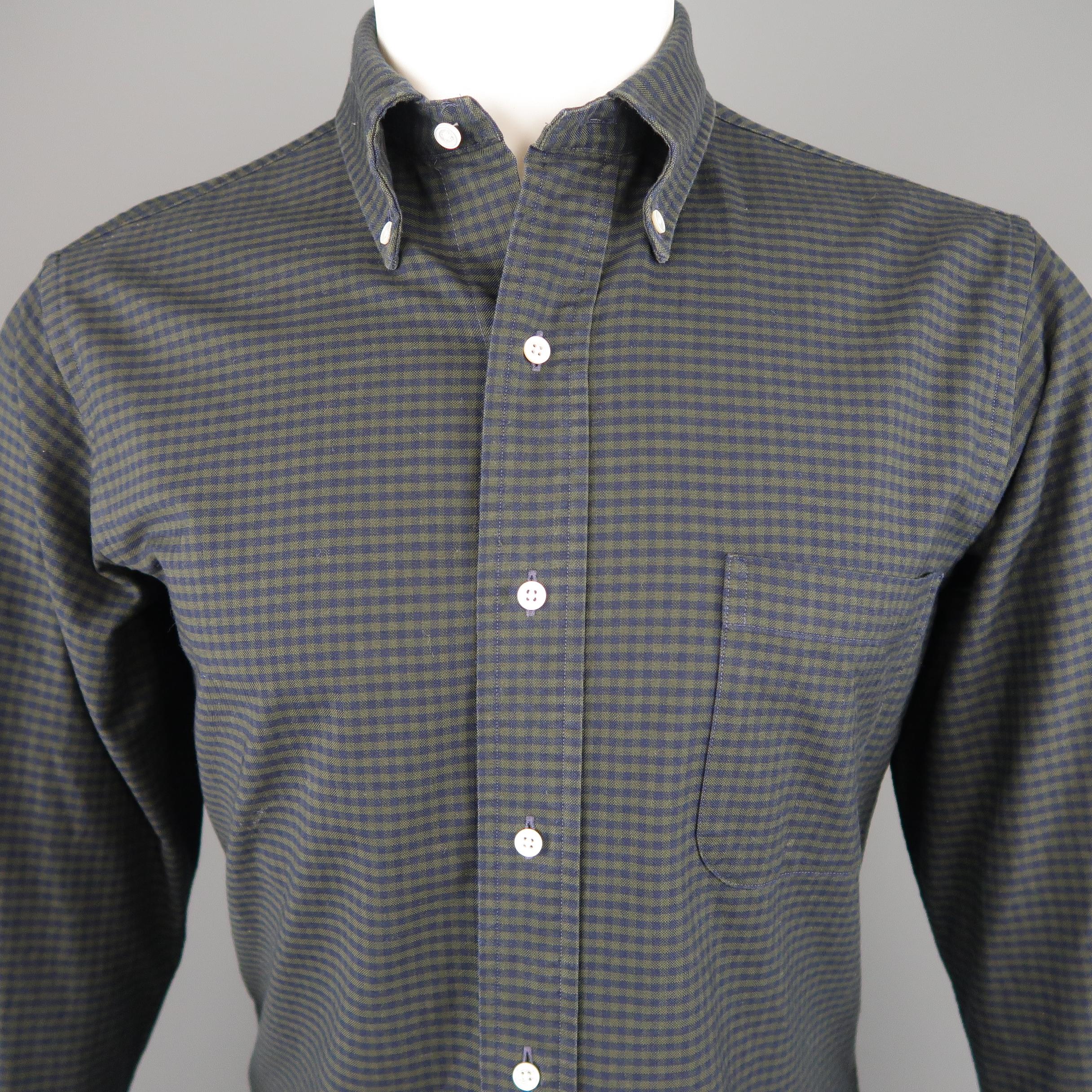BLACK FLEECE shirt comes in forest green with navy gingham plaid pattern throughout, button down collar, curved hem, and patch pocket. Made in USA. Retail price $225,00. 
 
Excellent Pre-Owned Condition.
Marked: BB1
 
Measurements:
 
Shoulder: 17