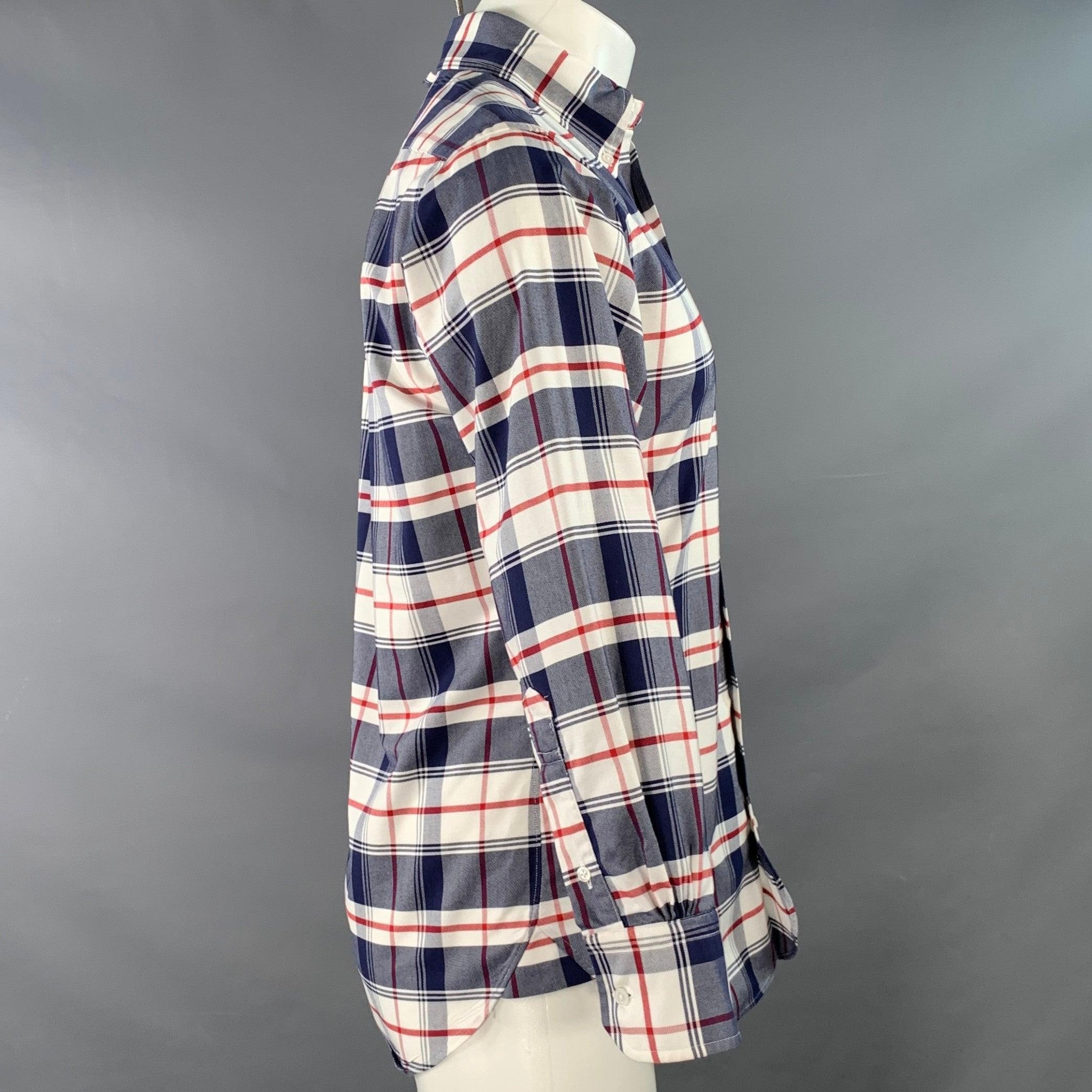 Chemise à manches longues en tissu de coton blanc, marine et rouge, à motif écossais, col boutonné, une poche et fermeture à boutons. Fabriqué aux Etats-Unis. Excellent état.  

Marqué :   BB0 

Mesures : 
 
Épaule : 16 pouces Poitrine : 38 pouces