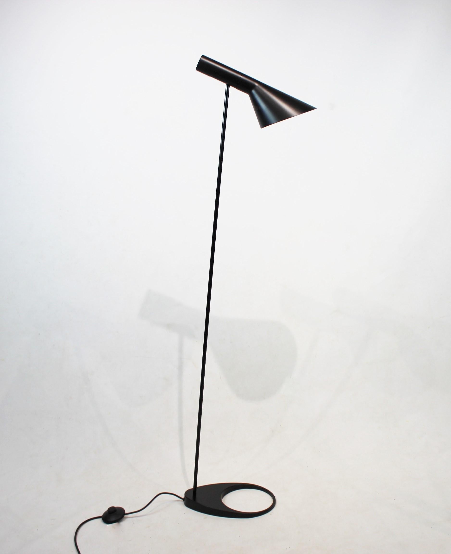 This black floor lamp, designed by Arne Jacobsen in 1957 and produced by Louis Poulsen, carries the authenticity of Danish modernism and functionality. Jacobsen's design philosophy focused on creating harmony between form and function, and this lamp