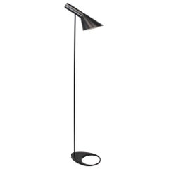 Schwarze Stehlampe von Arne Jacobsen und Louis Poulsen