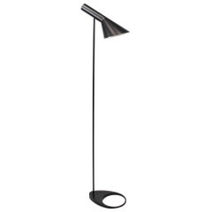 Lampada da terra nera di Arne Jacobsen e Louis Poulsen