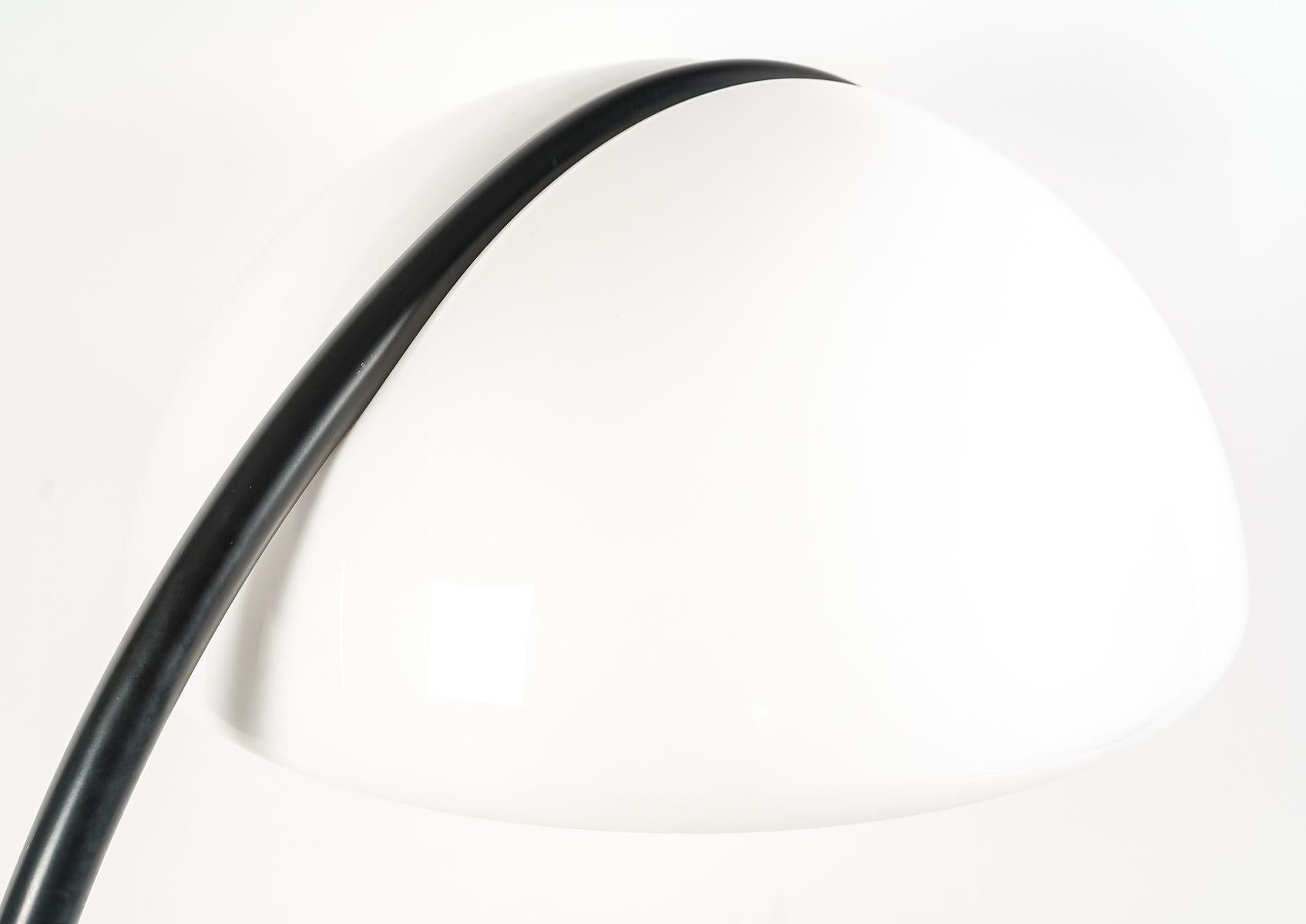 Metallo Lampada da terra nera di Elio Martinelli (1921-2004) in vendita