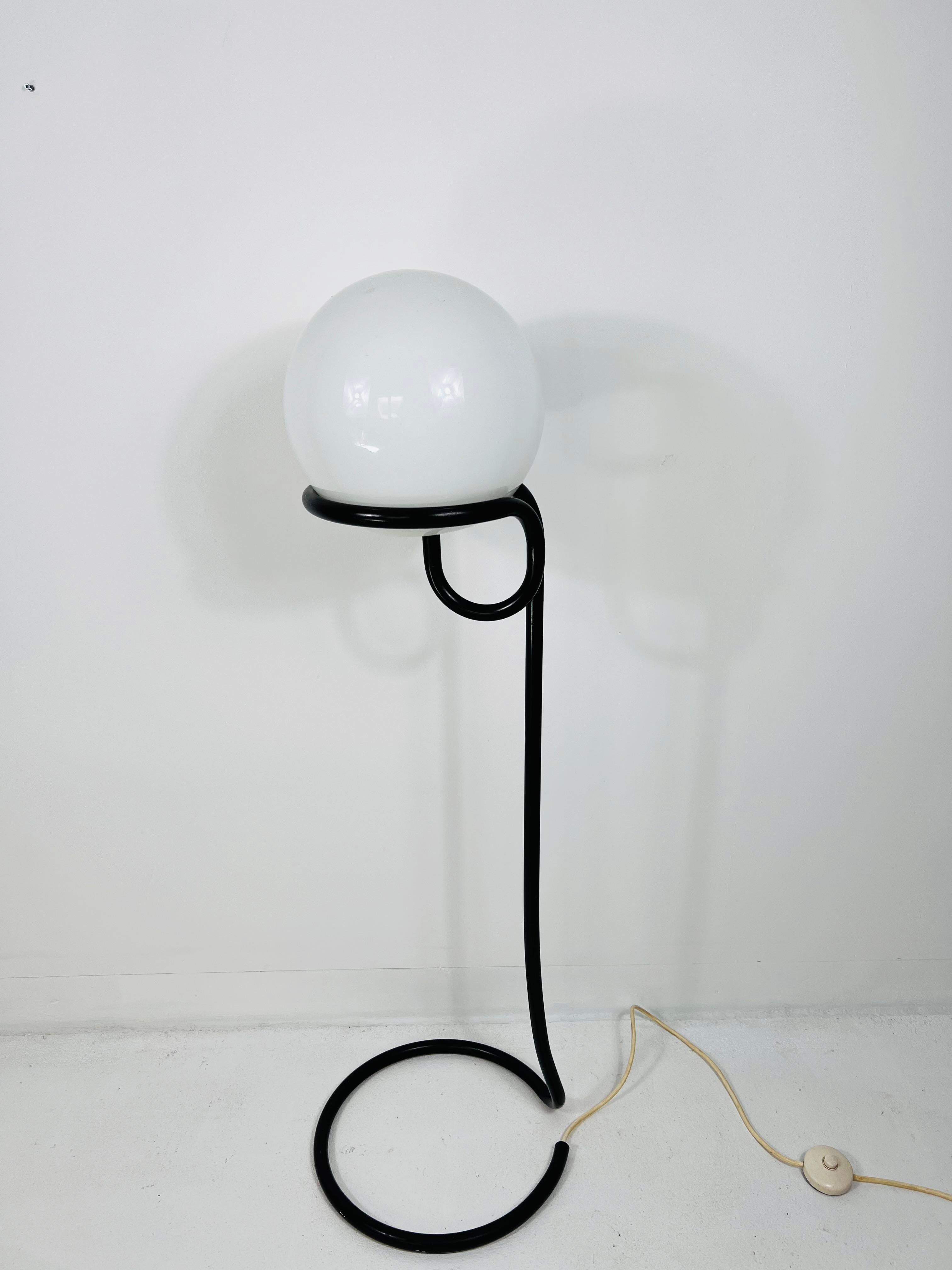 Black Floor Lamp Globe by Aldo van den Nieuwelaar for Domani Designs, Amsterdam In Good Condition For Sale In Hagenbach, DE