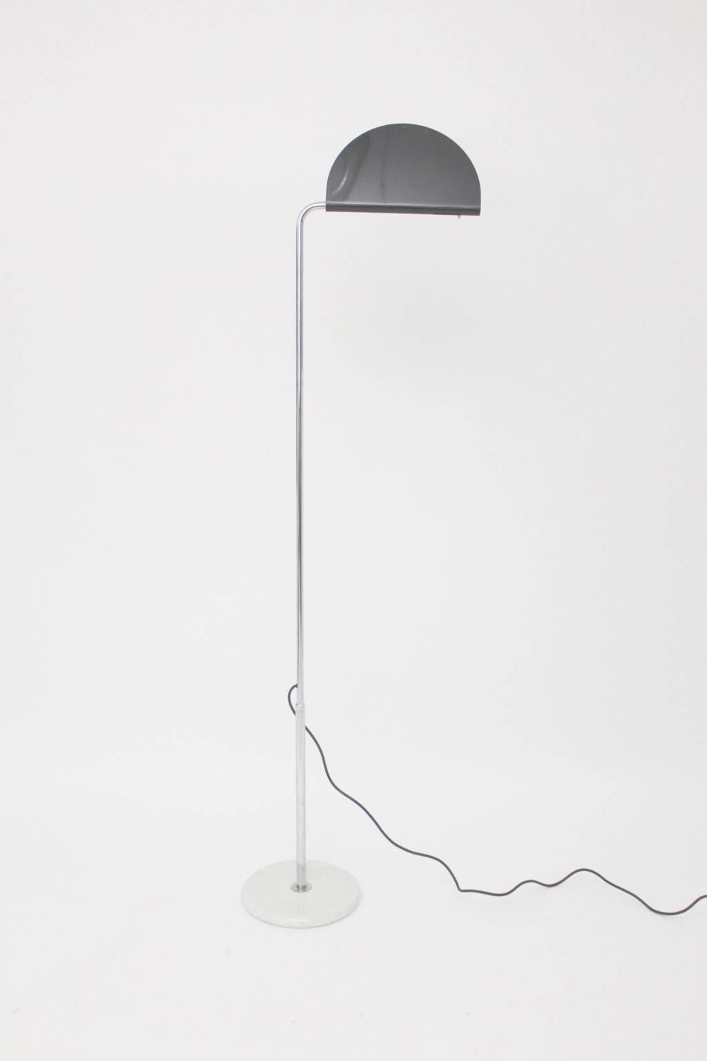 Ce lampadaire présenté, nommé Mezzaluna, a été conçu par Bruno Gecchelin Italie 1974 et a été produit par Skipper Milano, Italie.
Ce lampadaire se compose d'une tige en acier tubulaire chromé, réglable en hauteur de 178,5 cm à 215 cm, d'une base en