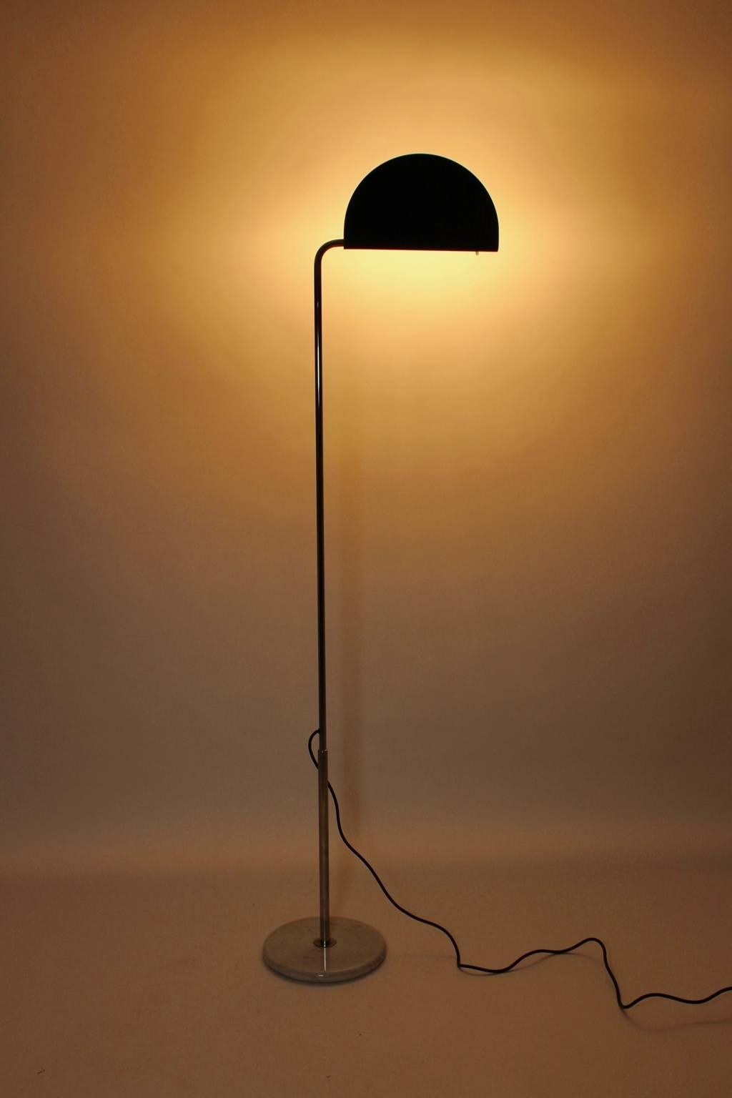 Schwarze schwarze Vintage-Stehlampe Mezzaluna von Bruno Gecchelin, 1974, Italien (Moderne der Mitte des Jahrhunderts) im Angebot