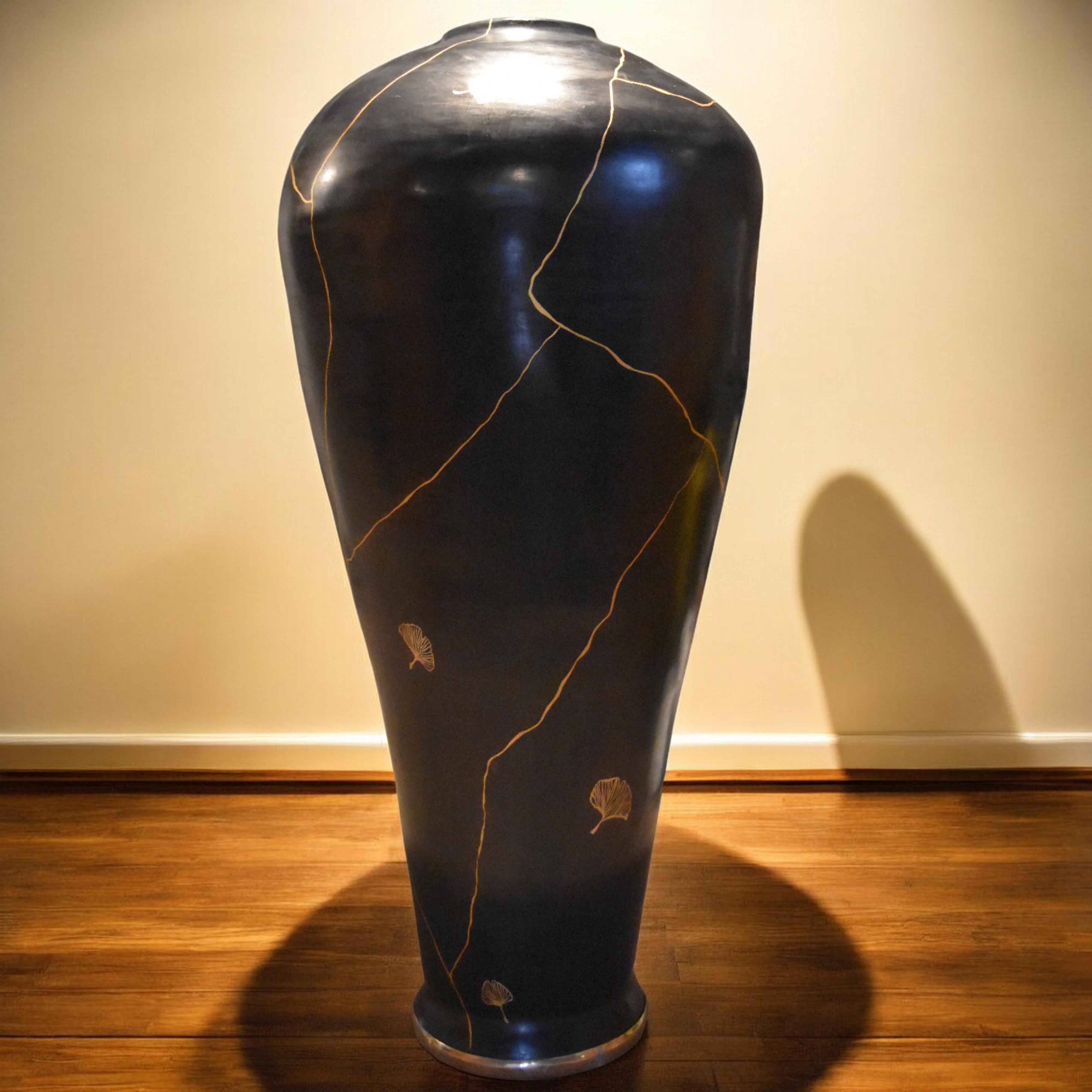 XXI secolo e contemporaneo vaso da terra nero con kintsugi e gingko in vendita