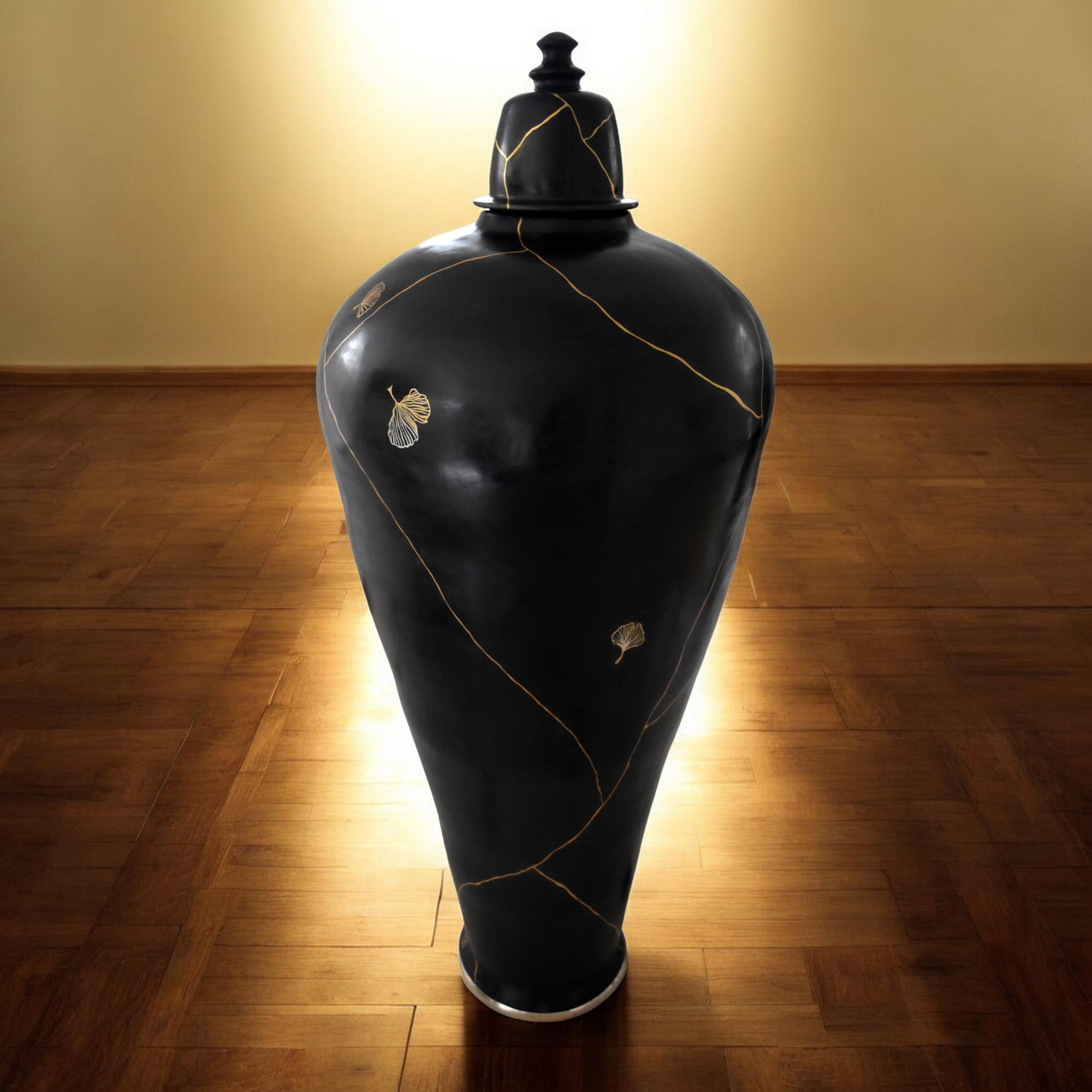 Oro vaso da terra nero con kintsugi e gingko in vendita
