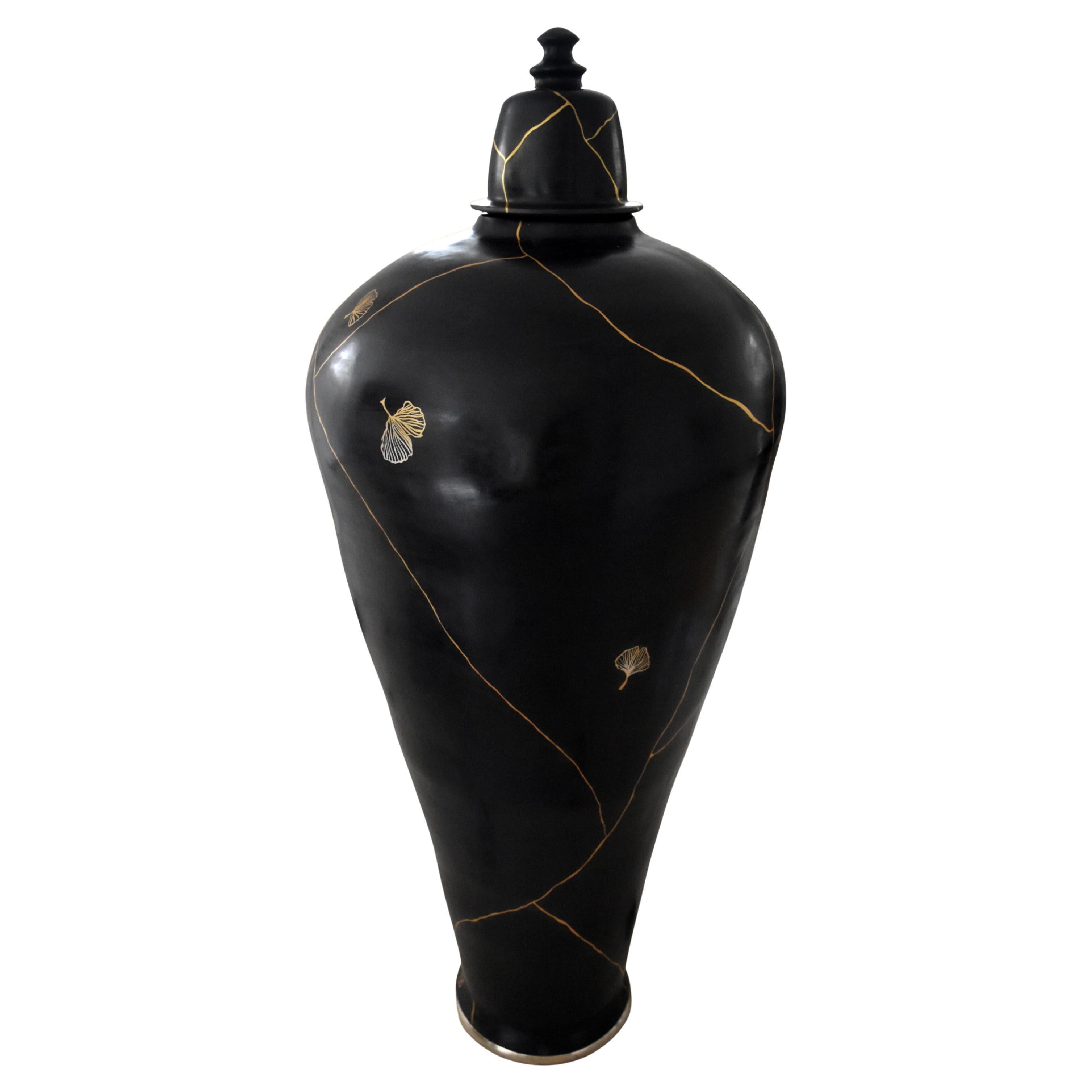 vaso da terra nero con kintsugi e gingko