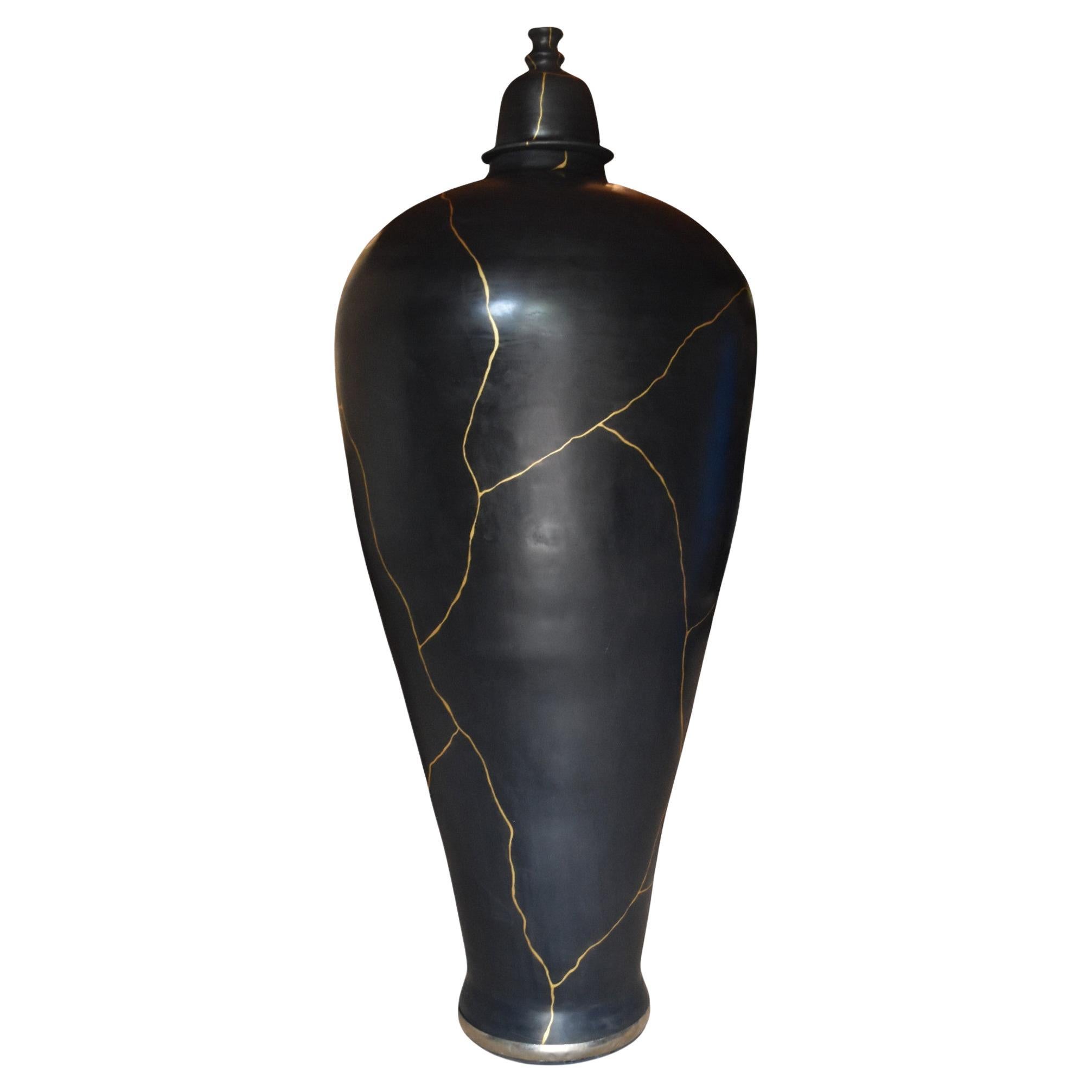vaso da terra nero con kintsugi