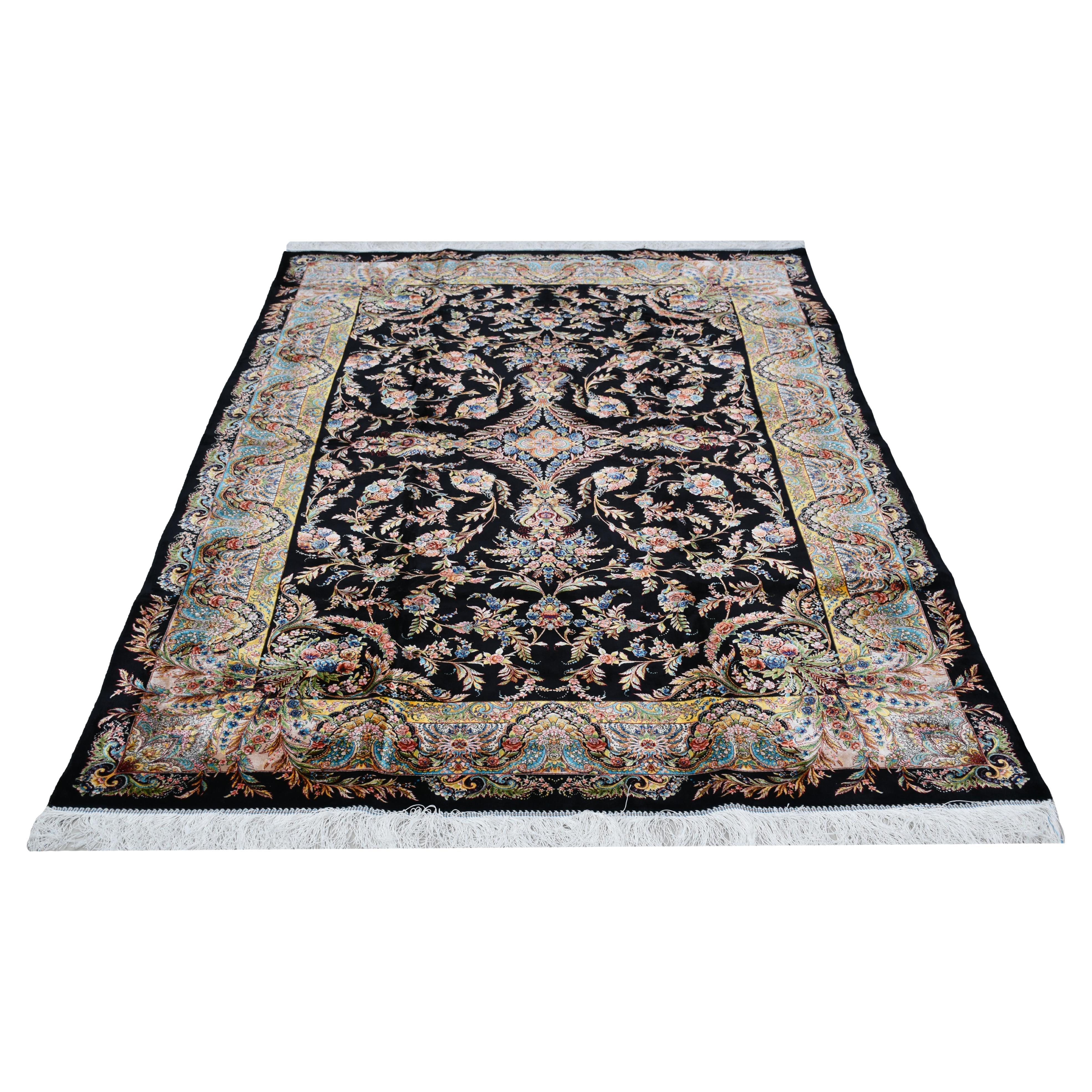 Teinture végétale Tapis en soie naturelle de style Kashan à fleurs noires, 5x7.5 - en stock en vente