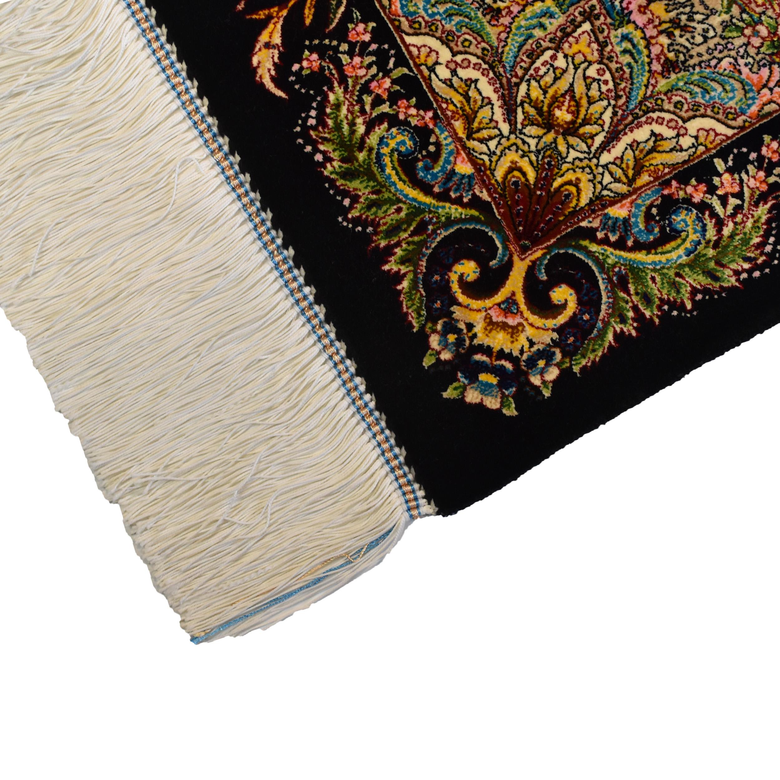 Tapis en soie naturelle de style Kashan à fleurs noires, 5x7.5 - en stock en vente 1